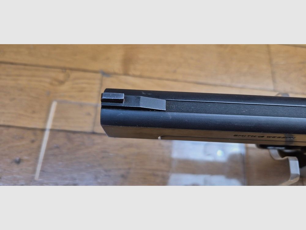 Wunderschöne Smith&Wesson Mod.41 Pistole – Kal. .22LR – Ganz aus echtem Stahl – 100% Brünierung – Waffe von 1971 – Mechanik und Lauf erstklassig – Eine der niedrigsten Handfeuerwaffen, die je hergestellt wurden – Zwei Griffsets – Zwei Magazine – Sehr guter Zustand Sup. – TBE++, Bild 20 von 28