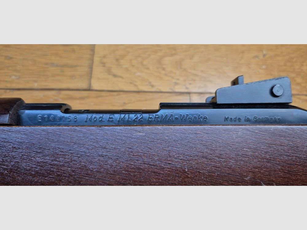 Sehr schöne ERMA Modell EM1 Replik der USM1 — Kal. .22 LR — Waffe von 1977, nicht mehr sehr gut erhalten — Perfekte Mechanik und Spiegel-Lauf — 10-Schuss Magazin — Amerikanischer Militärriemen — Garantierter Spaß auf dem Stand — TBE+/TBE++, Bild 25 von 30