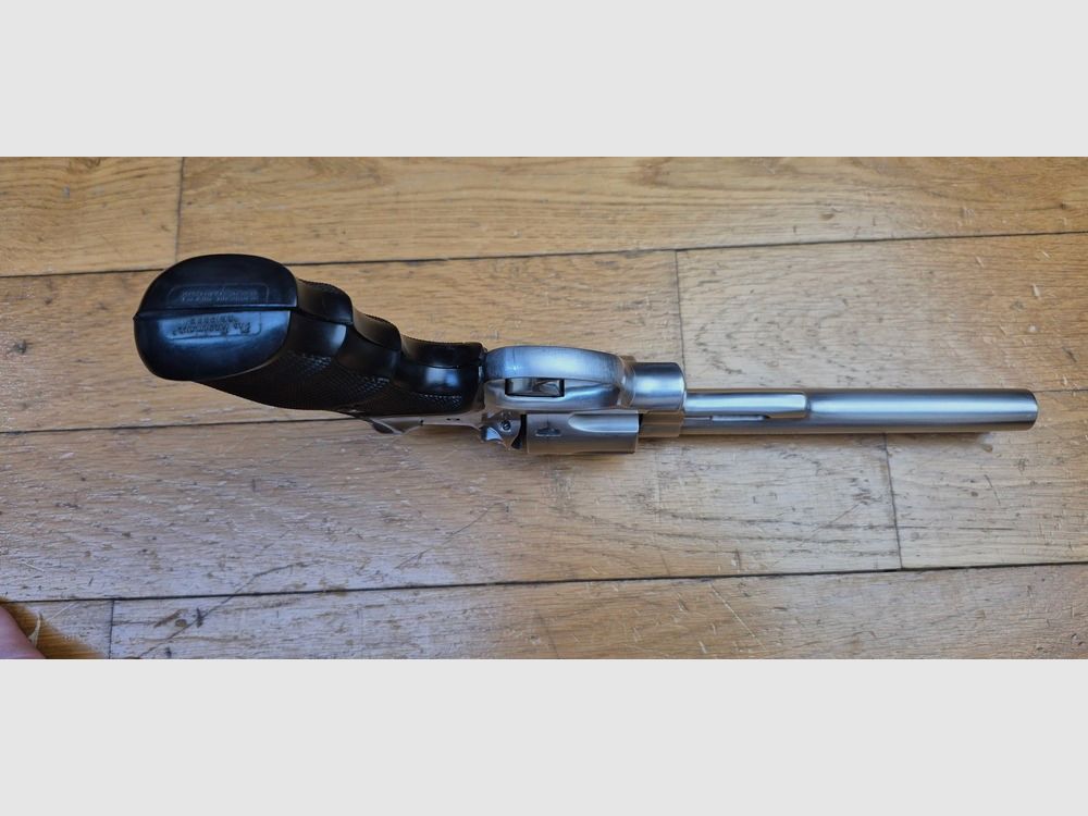 Sehr schöner Revolver Sturm Ruger Security-Six — Kal. .357 Magnum — Weniger verbreitete Edelstahl-Finish in sechs Zoll — Waffe aus Ende 1981 / Anfang 1982 — Immer noch die beste Zeit von Bill Ruger — Sehr sehr schöner physischer Zustand des ästhetischen und mechanischen Athleten! — Pachmayr-Griffschalen — Spiegel-Lauf — Ein Klassiker, der in Edelstahl und in sechs Zoll selten geworden ist — TBE+ / TBE++, Bild 10 von 28
