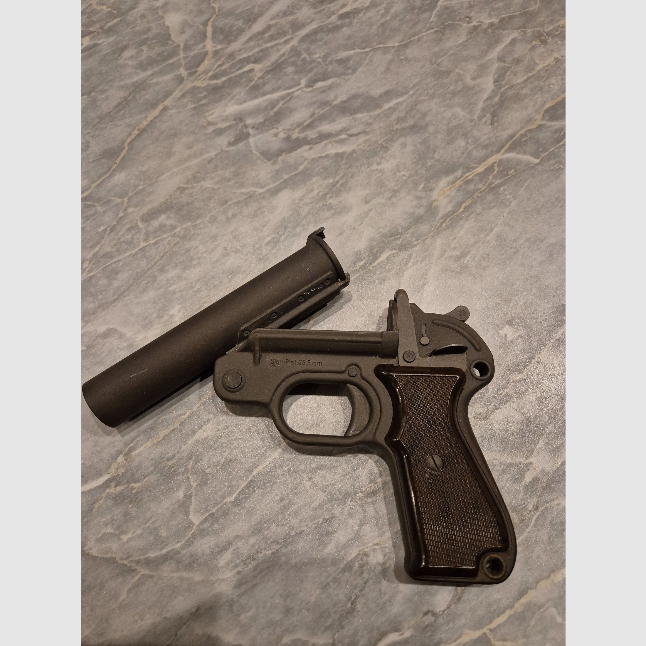 Signal pistol, image 1 of 3