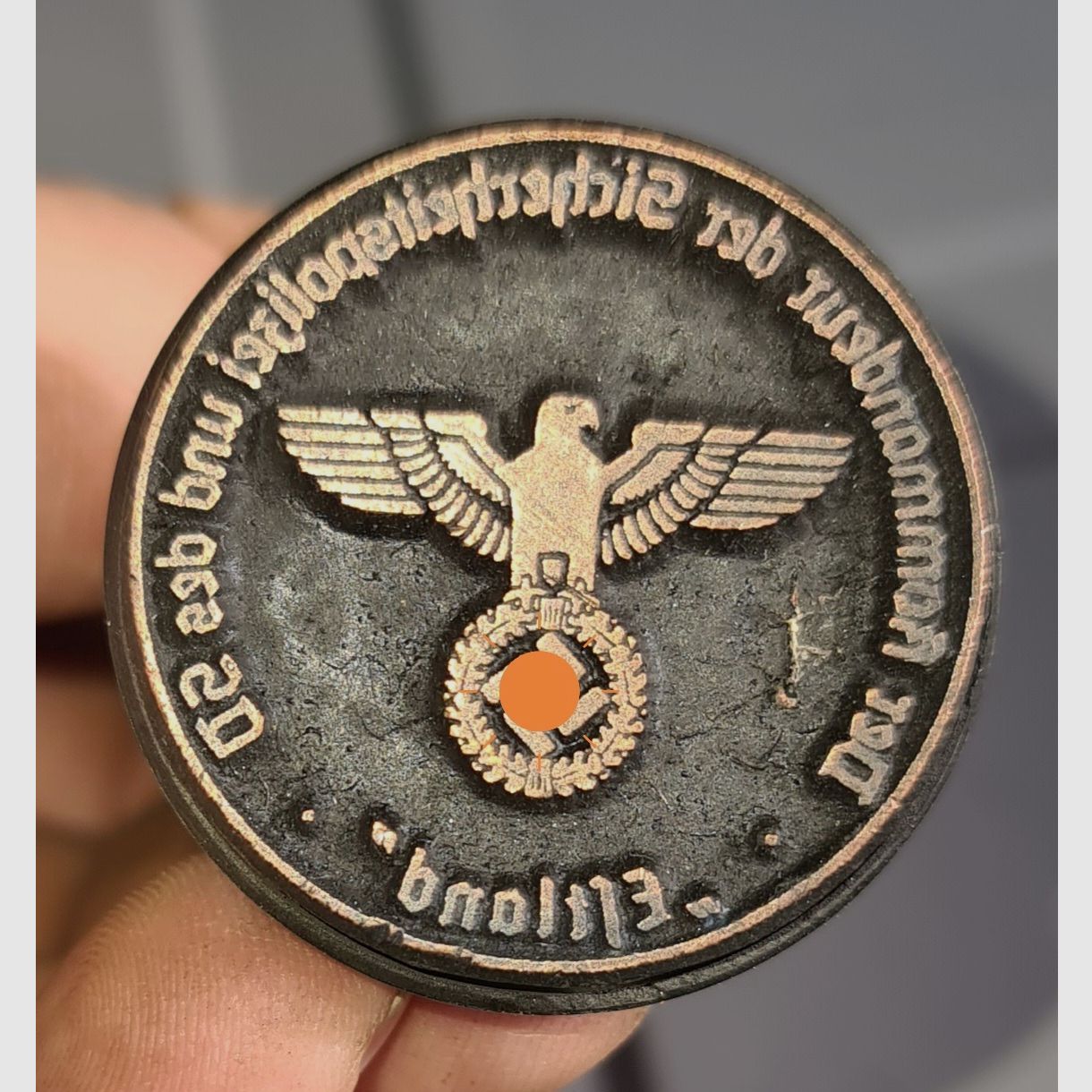 MEHRERE DEKO ARTIKEL AUS WEHRMACHT ZEITEN 1939 - 1945 /  ASCHENBECHER , MEDAILLE,  ANSTECK NADEL, PIN, STANZEISEN, STEMPEL, GRANATE, HÜLSE, FLACK, HÜLSE , PATRONE , SS, HJ, SA, KRIEG, METALL, ------>! BESCHREIBUNG LESEN ! <------