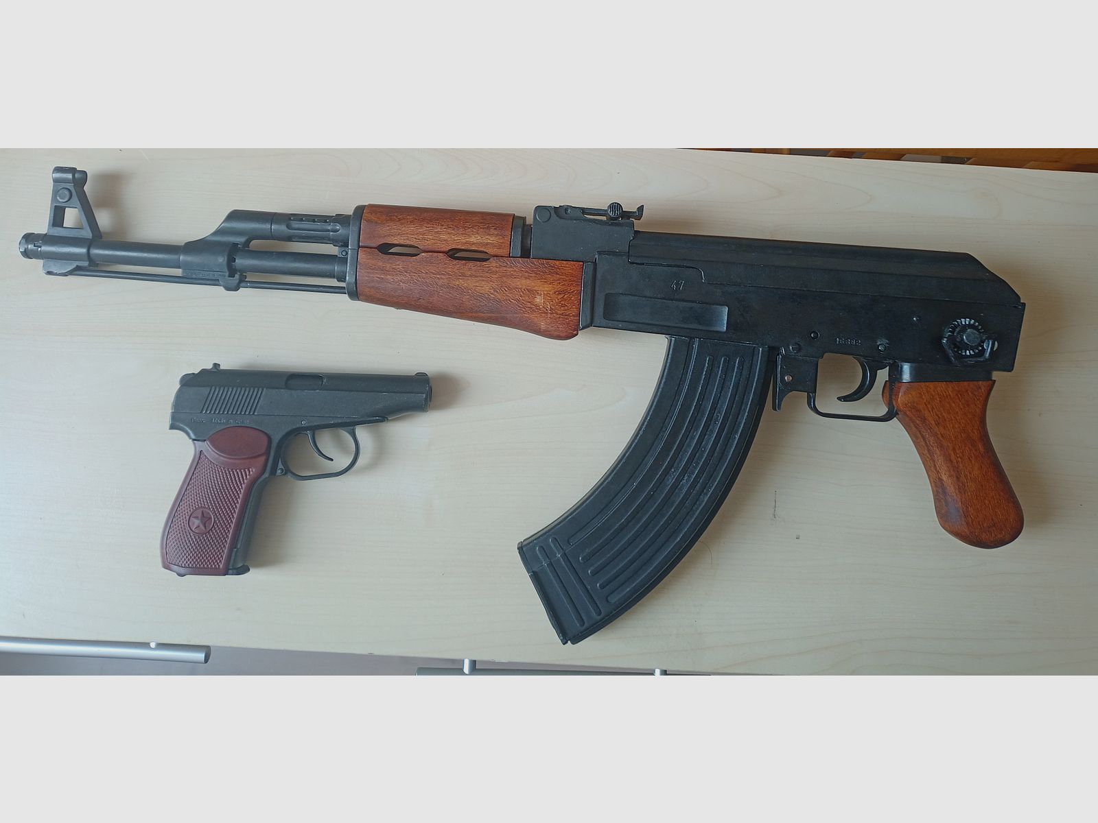 AK47 und Makarov von Denix Dekowaffen.