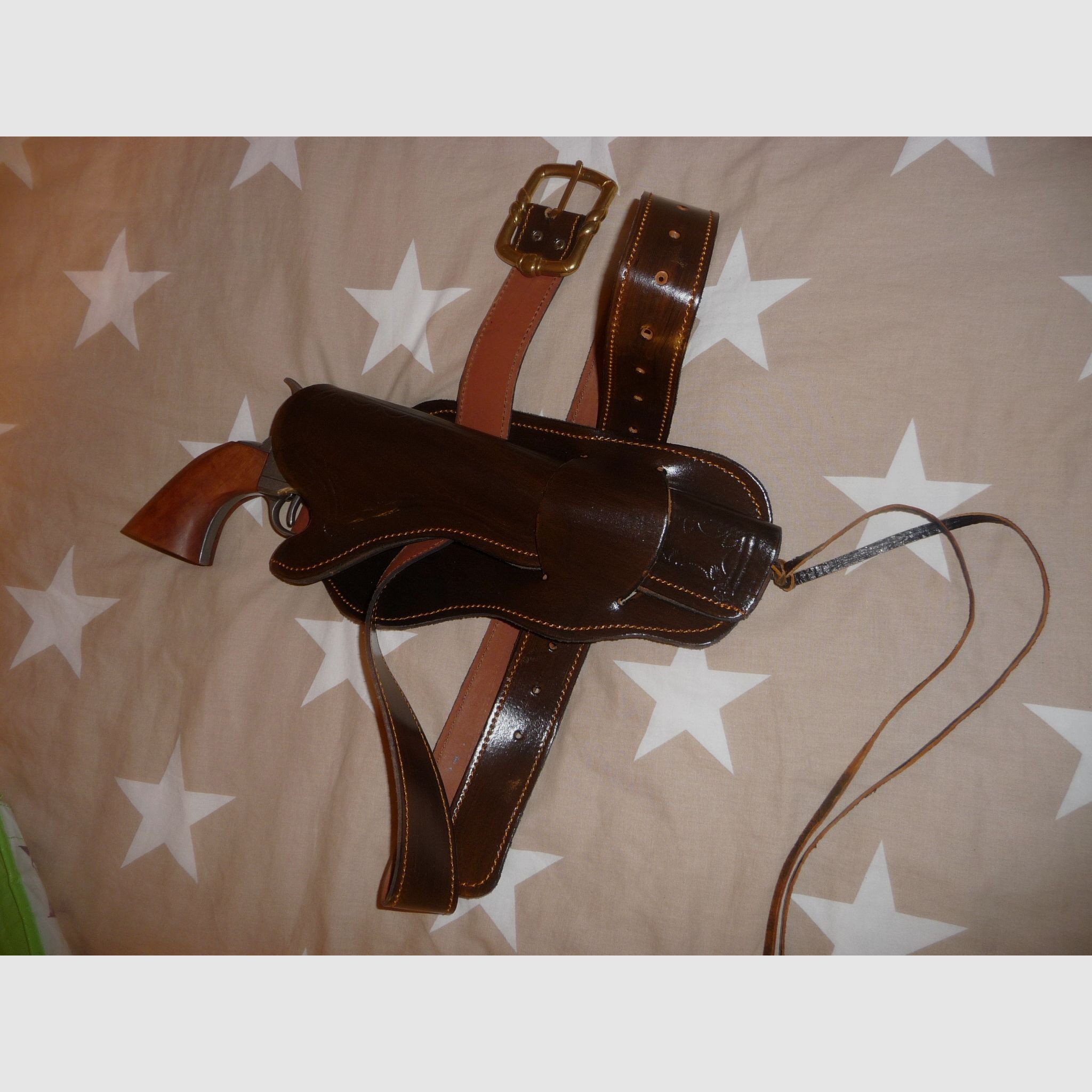 Piękny kowbojski rewolwer z uprzężą