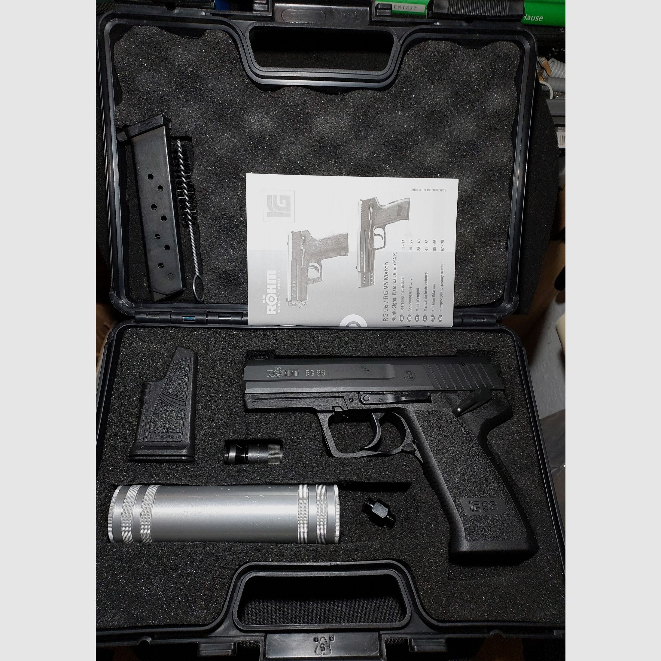 Pistolet alarmowy Röhm RG96, oksydowany (PTB 699) Zestaw RG 96 z tłumikiem, pomocą do ładowania i 2 magazynkami