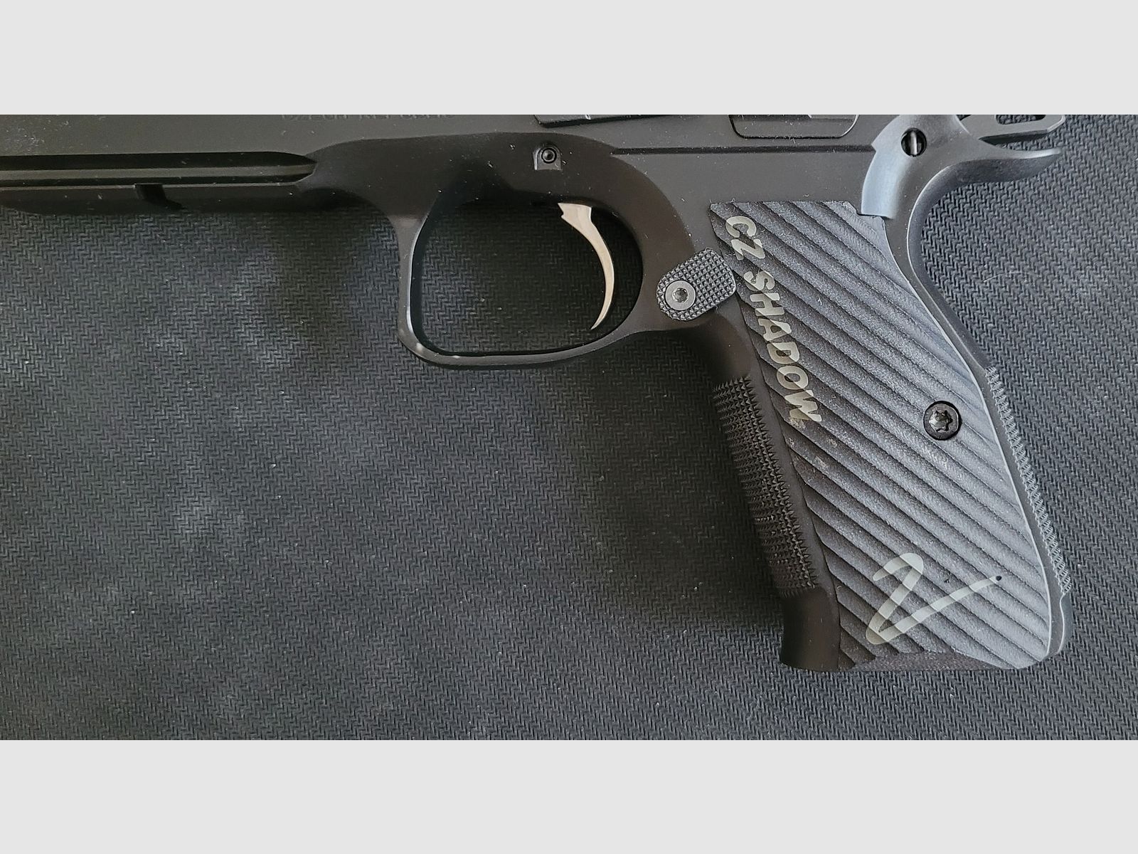 Neue CZ Shadow 2 Griffschalen- LokGrips Palm Swell Ridgebacks- Color-Fill