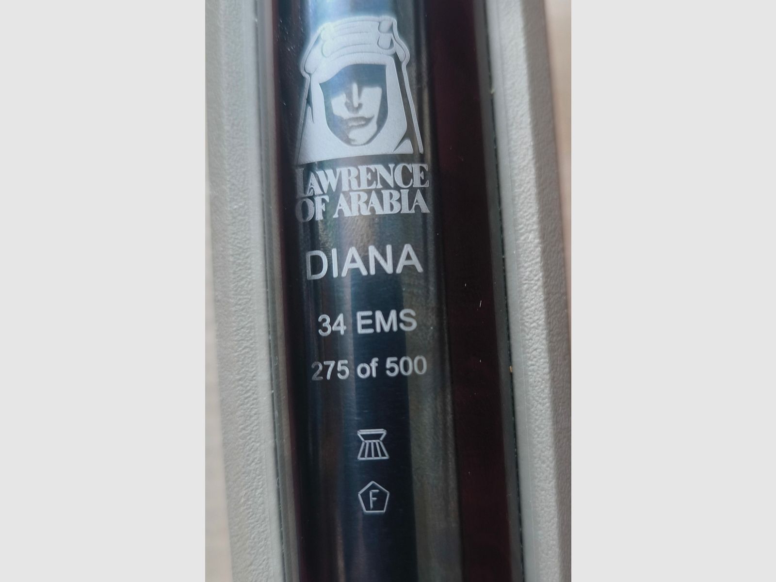 ⚠️ Uwaga Kolekcjonerzy Diana 34 EMS edycja specjalna Lawrence of Arabia z numerem 275 z 500 wyprodukowanych sztuk, kolor piaskowy, kaliber 4,5mm, Nie strzelana & wizualnie oraz funkcjonalnie w doskonałym stanie, jak nowa!! ⚠️ Koszty wysyłki gratis!! 