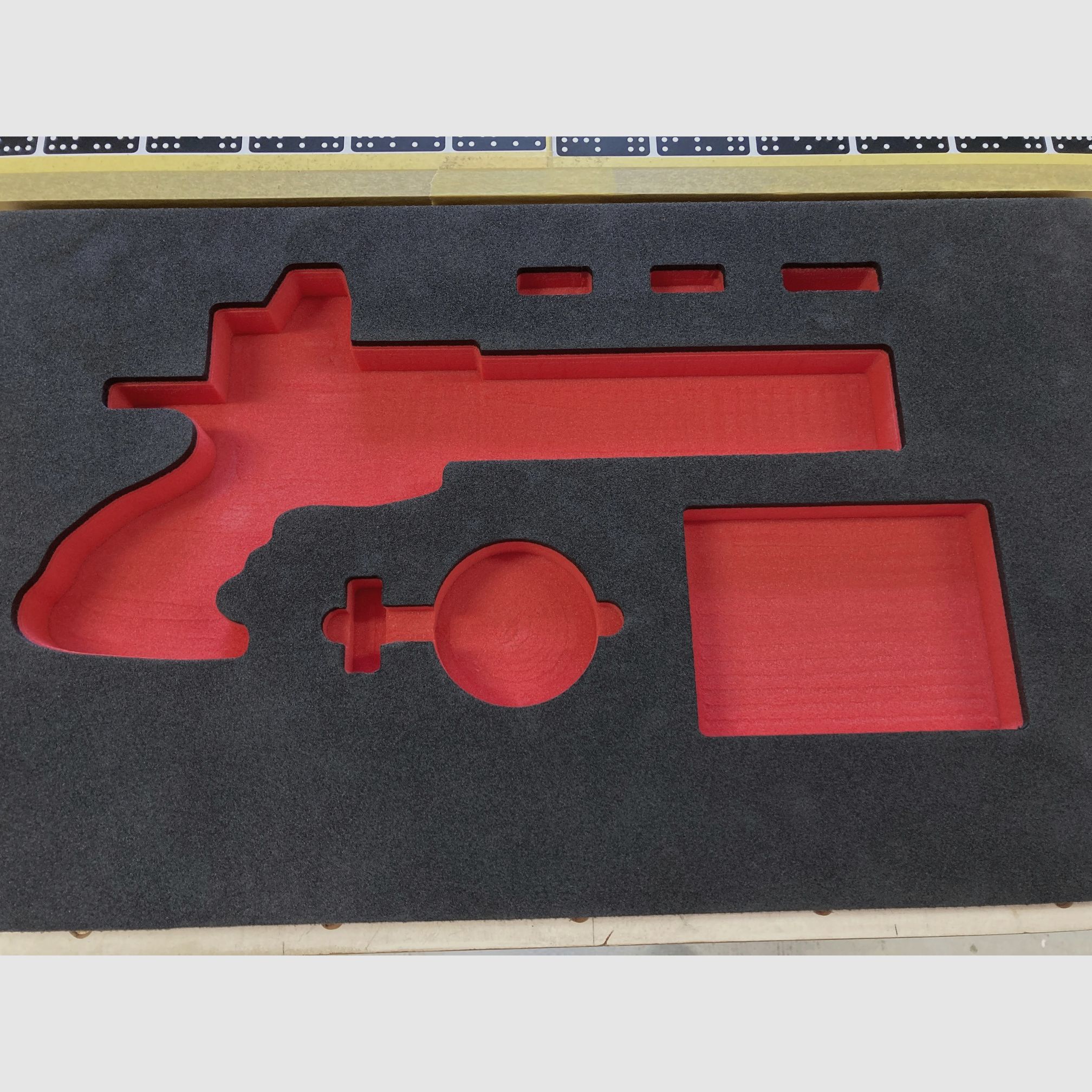 CNC-gefräste Koffereinlagen aus festem Schaumstoff