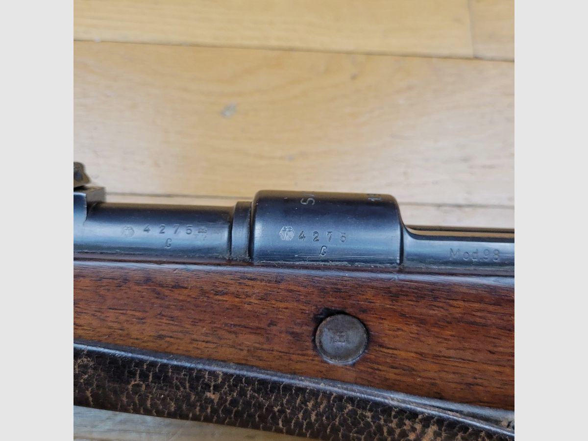 Wspaniała karabina K98 z wczesnego okresu III Rzeszy – rzadki kod S/243 – produkcja Mauser z 1938 roku – w pełni numerycznie zgodna – oryginalny pasek – doskonały stan mechaniczny – lufa w doskonałym stanie – Bardzo piękna, rzadko spotykana broń w doskonałym stanie, zdjęcie 29 z 36