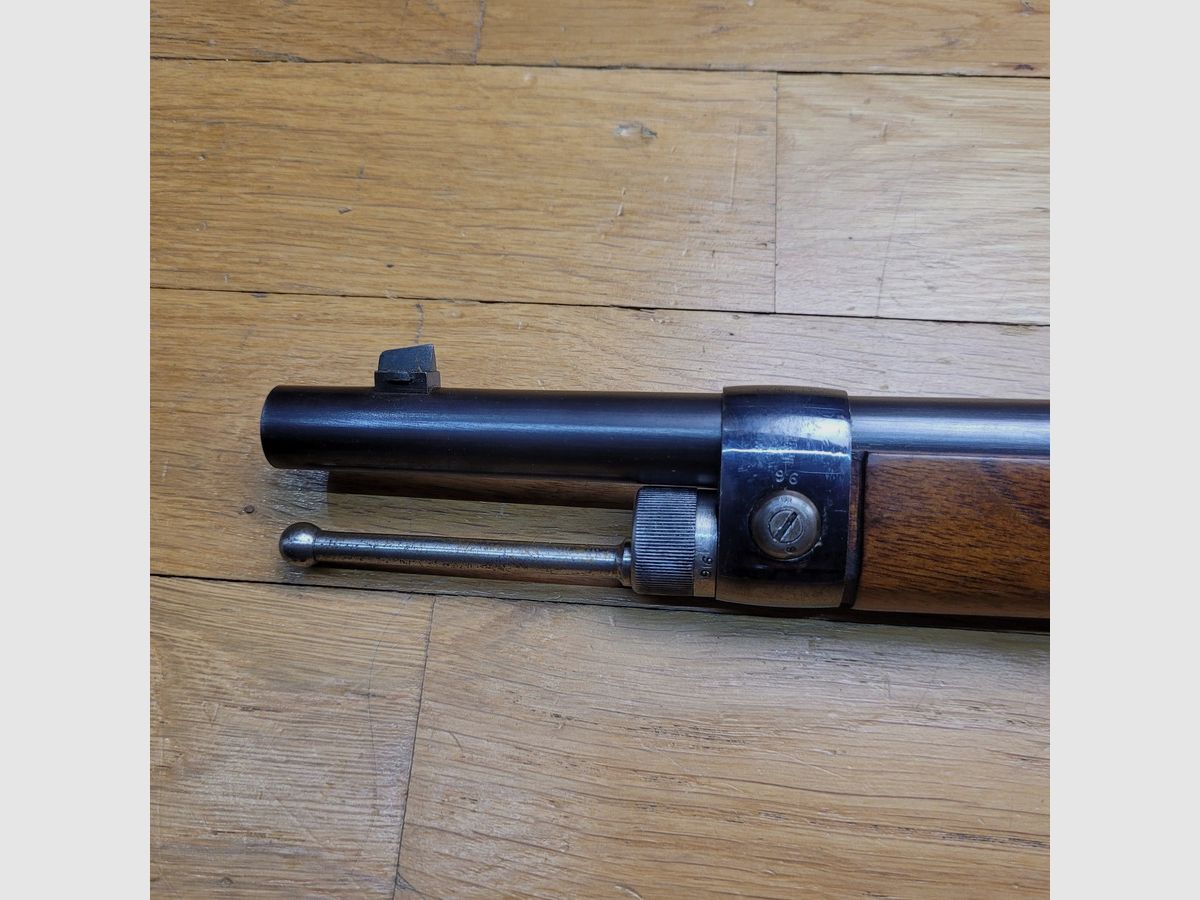 Prächtiges Infanteriegewehr Mauser 1871/84 – Vollständig einheitliche Seriennummer – Preußisches Arsenal Spandau – Prestigierte Zuteilung an die 1. Jäger zu Fuß der Garde – Neuer Lauf – Museumszustand, Bild 32 von 35