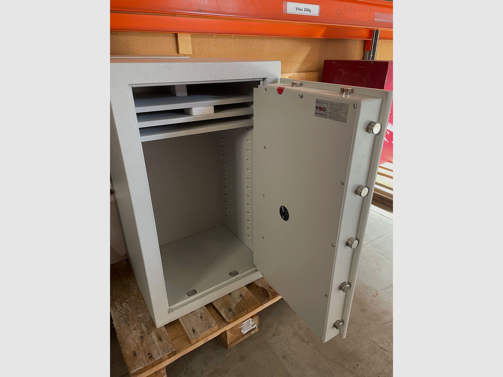 Various gun safes and vaults, image 5 of 9