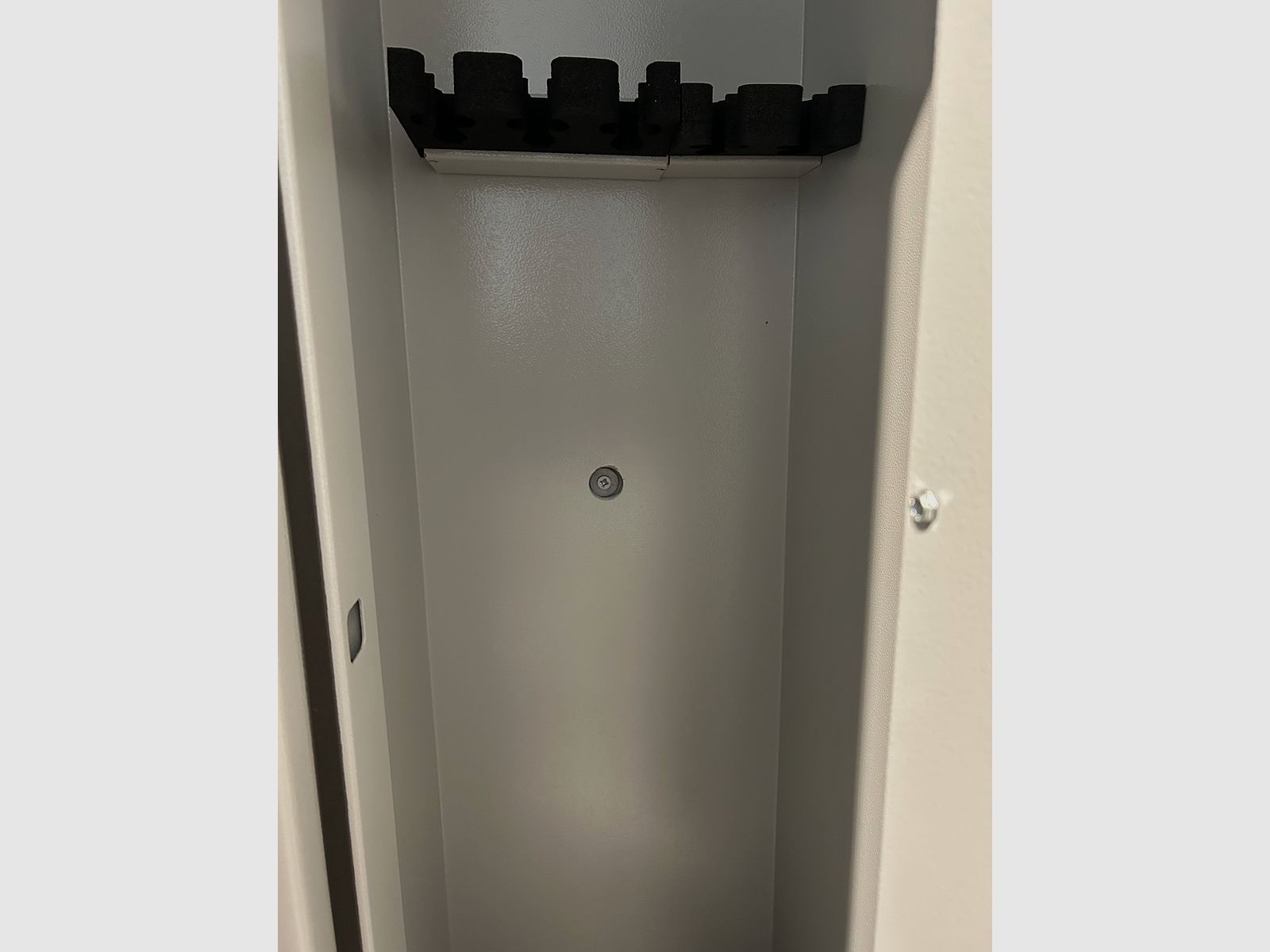 ISS Stahlschrank Luzern N/0 für 5 Langwaffen, Elektronikschloss STELLAR, Bohrungen auf der Rückwand und Boden