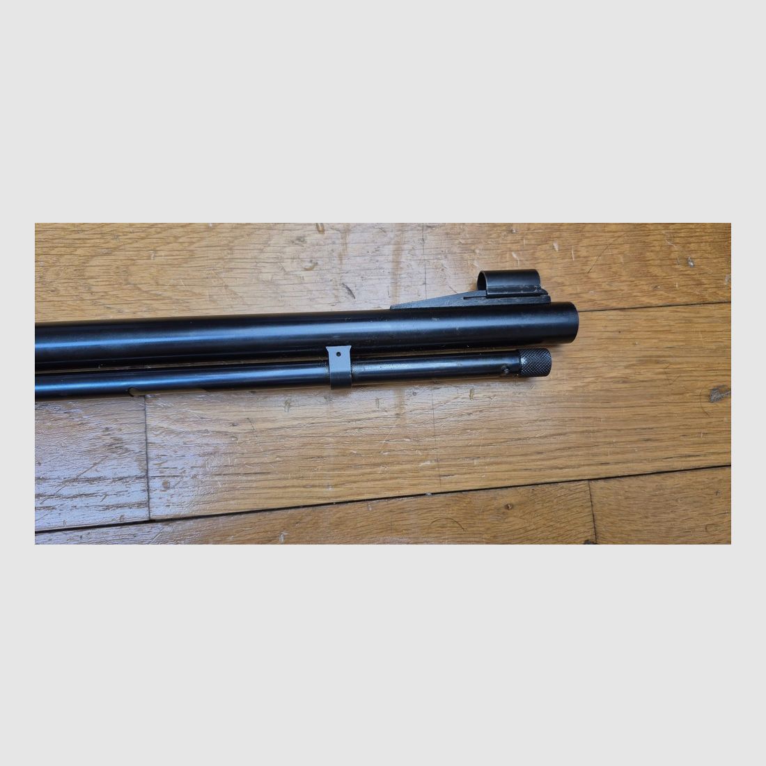 Sehr schöne Unterhebelrepetierbüchse Marlin Golden 39A – Kaliber 22LR – 10 Schuss + 1 in 22LR – Sehr schöne „JM“-Fertigung von 1962 – zerlegbar oder „Take-down“ – Mikrorillen-Lauf – Mechanischer und ästhetischer Zustand hervorragend – Stahlmontage mit Monope X2.5 Zielfernrohr mit Absehen Nr. 1 – Wunderschöne Spaßwaffe und für kleine Jagd – TBE++, Bild 18 von 47