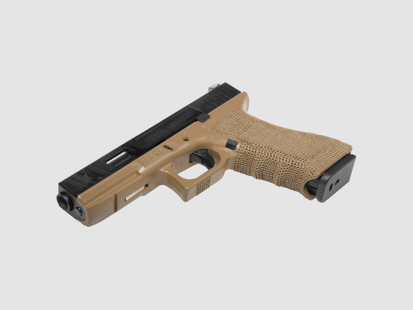 P02 GBB Airsoft Pistole in Tan | Delta Armory