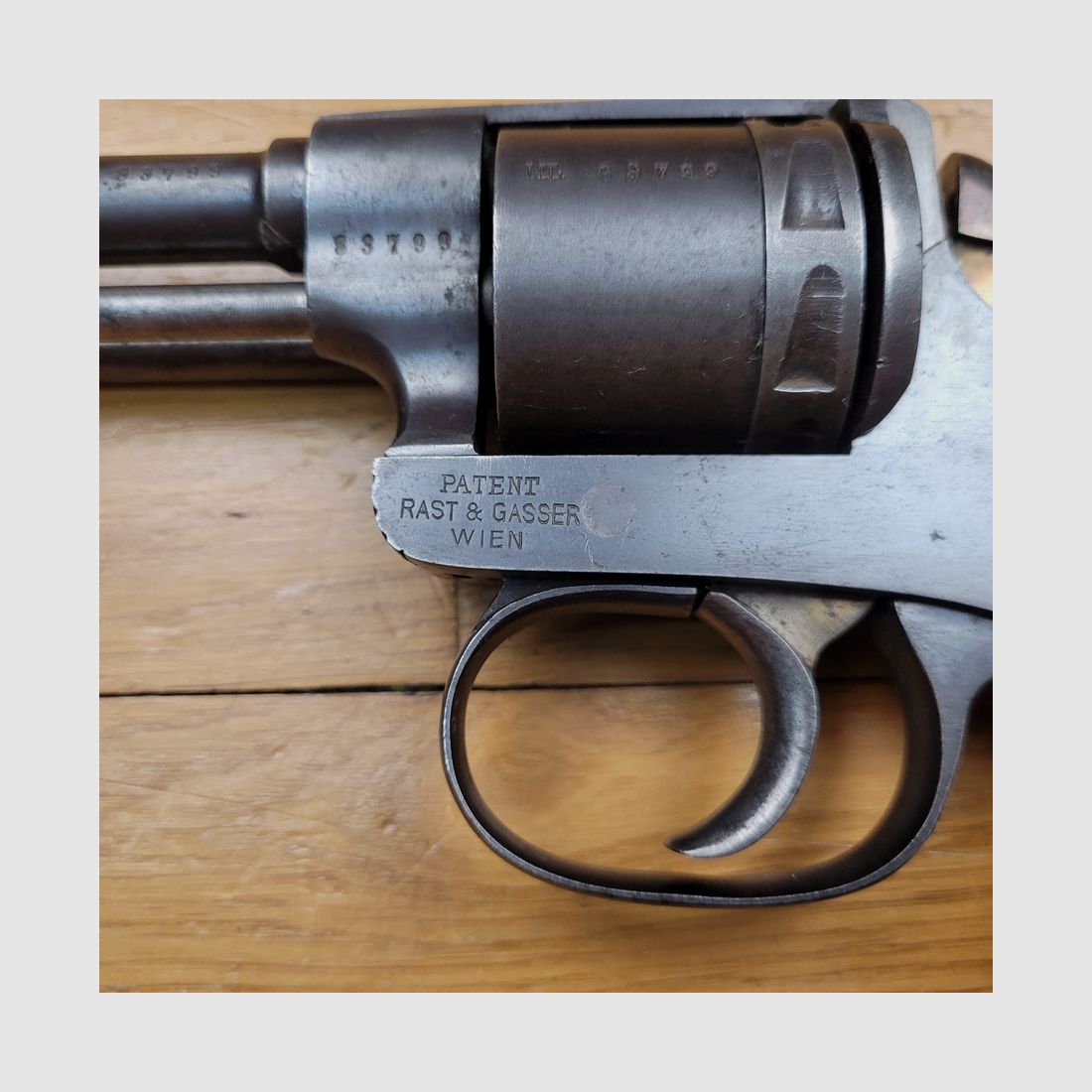Mooie revolver Rast & Gasser Mod 1898 – kaliber 8 mm Gasser – Reglementair – 8-schots trommel – een van de laatste fabricages tijdens de Eerste Wereldoorlog – Chroom Mobylène staal – goede originele bluing – Uitstekende mechanica – Top indexering en speling – TBE+, afbeelding 5 van 19