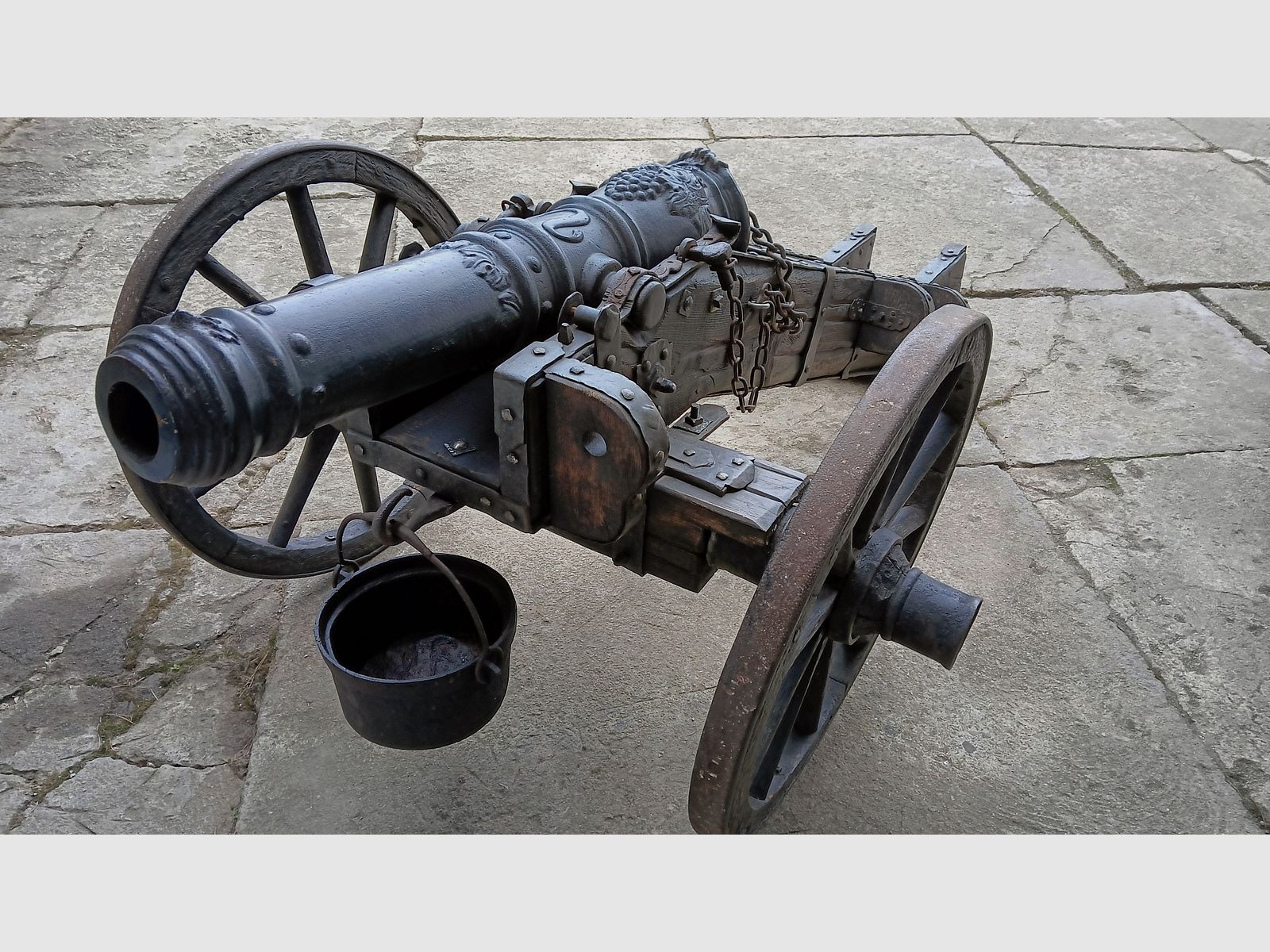 OgłoszenieReplika armaty wojskowej