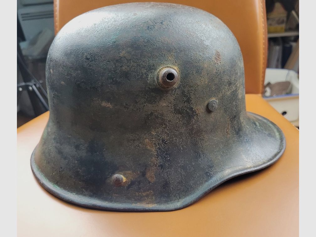 Sehr schöner deutscher Stahlhelm 1. Modell 1916 – frühe hohe Form – sehr schöner, absolut kompletter Innenhelm – gute originale Kinnriemen des Modells 1895 – Reste von Tarnung – Sehr schönes Stück in TBE, Bild 1 von 16