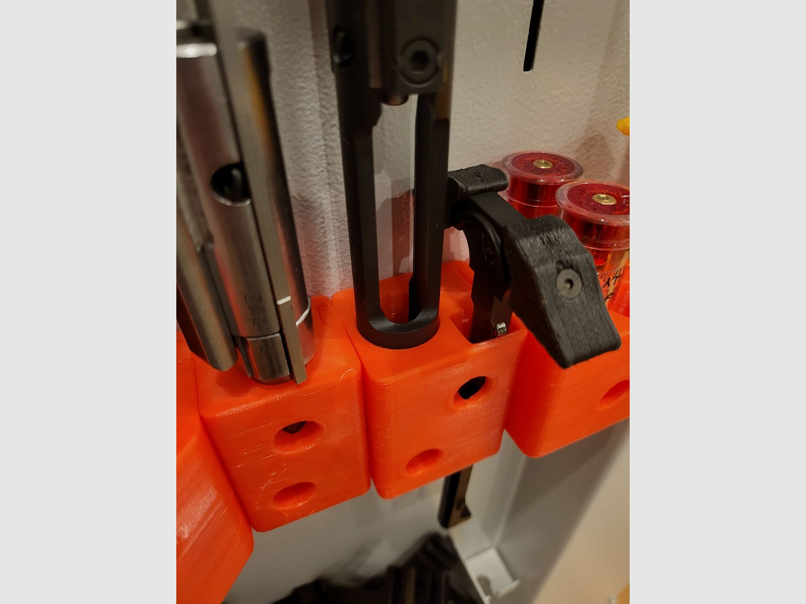 AR 15 chiusura supporto universale armadietto per armi organizer magnetico antiscivolo, immagine 2 di 3