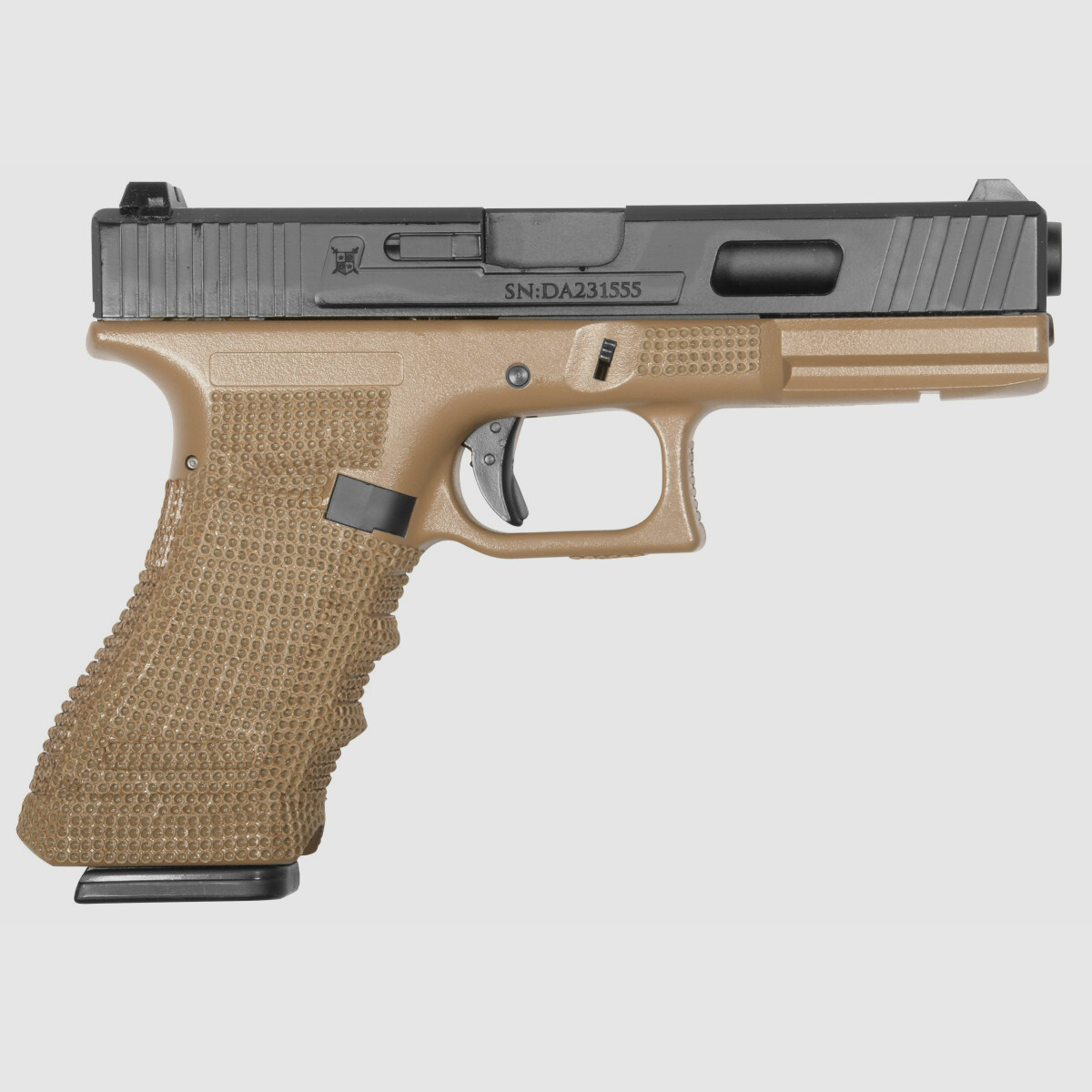 P02 GBB Airsoft Pistole in Tan | Delta Armory