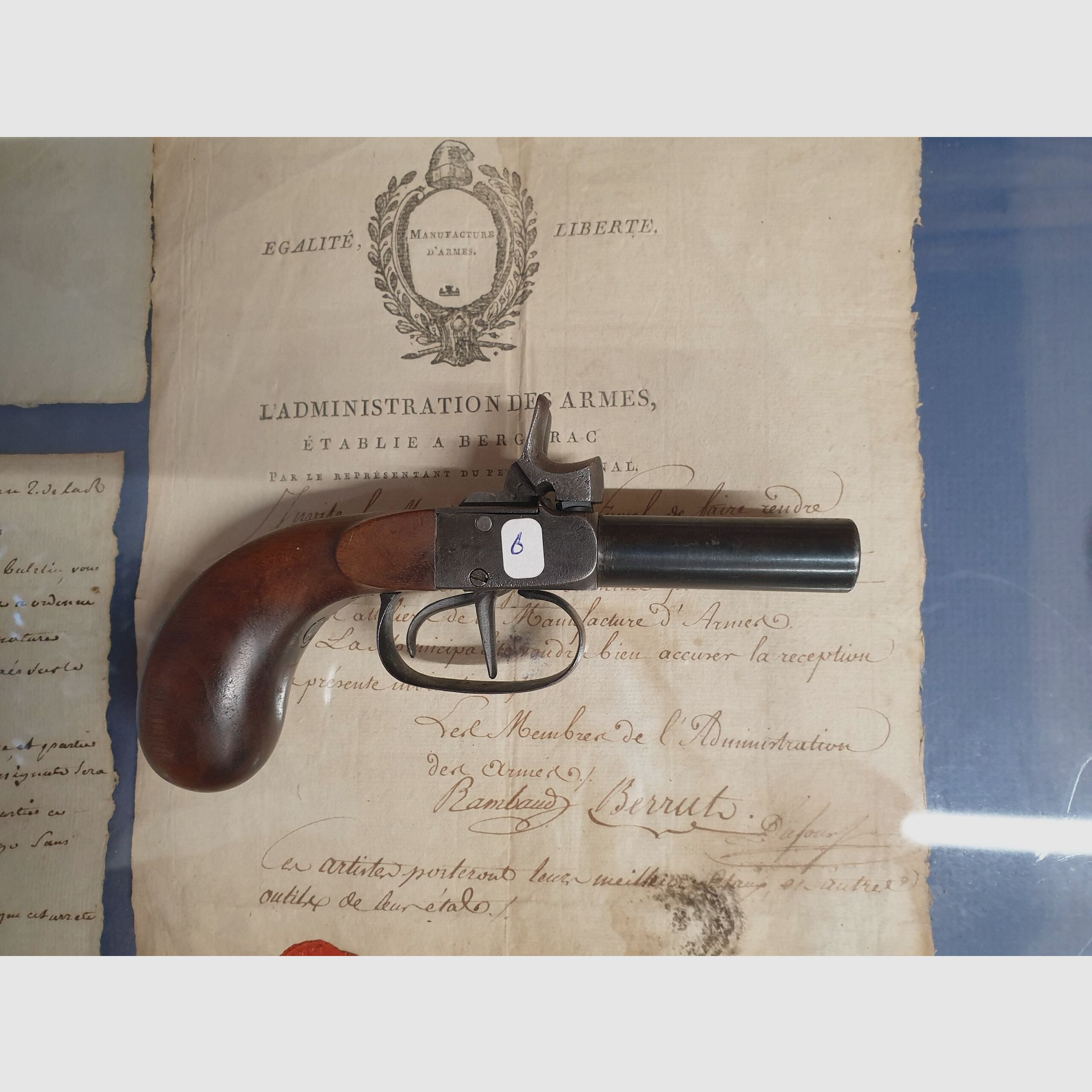 Nebeneinanderliegende Pistole, Bild 1 von 5