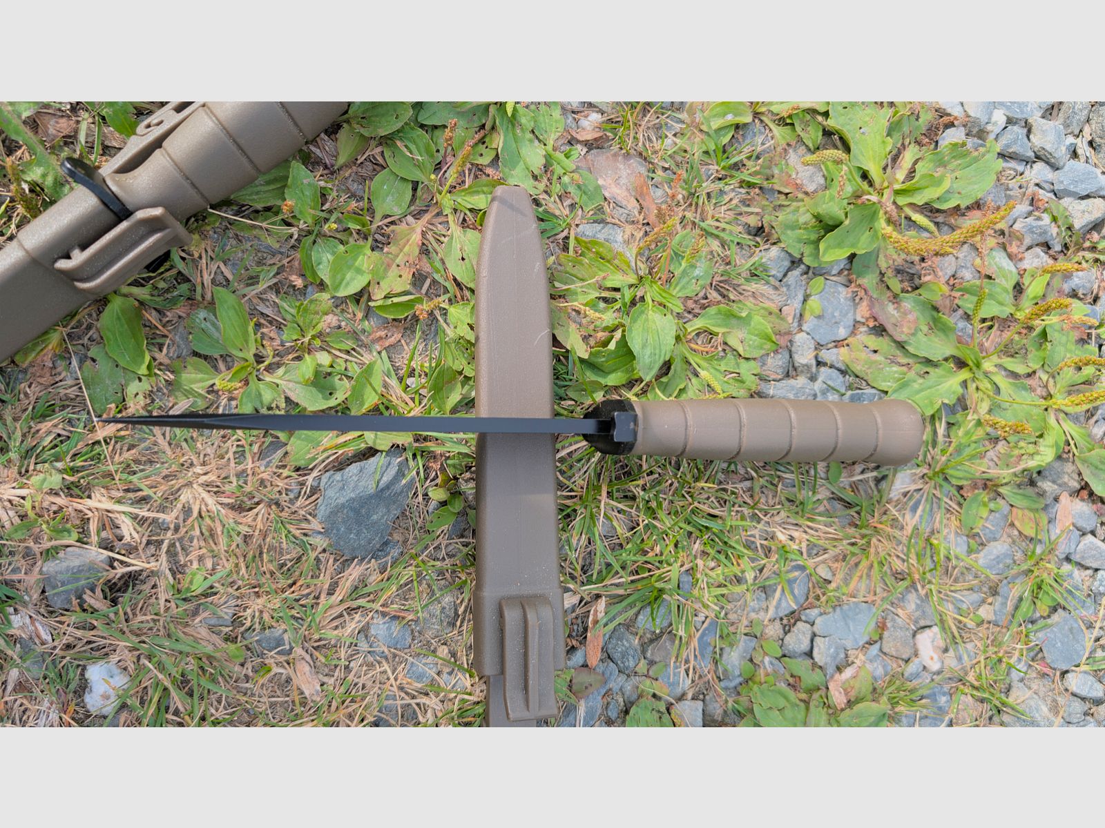 Deux couteaux de terrain Glock