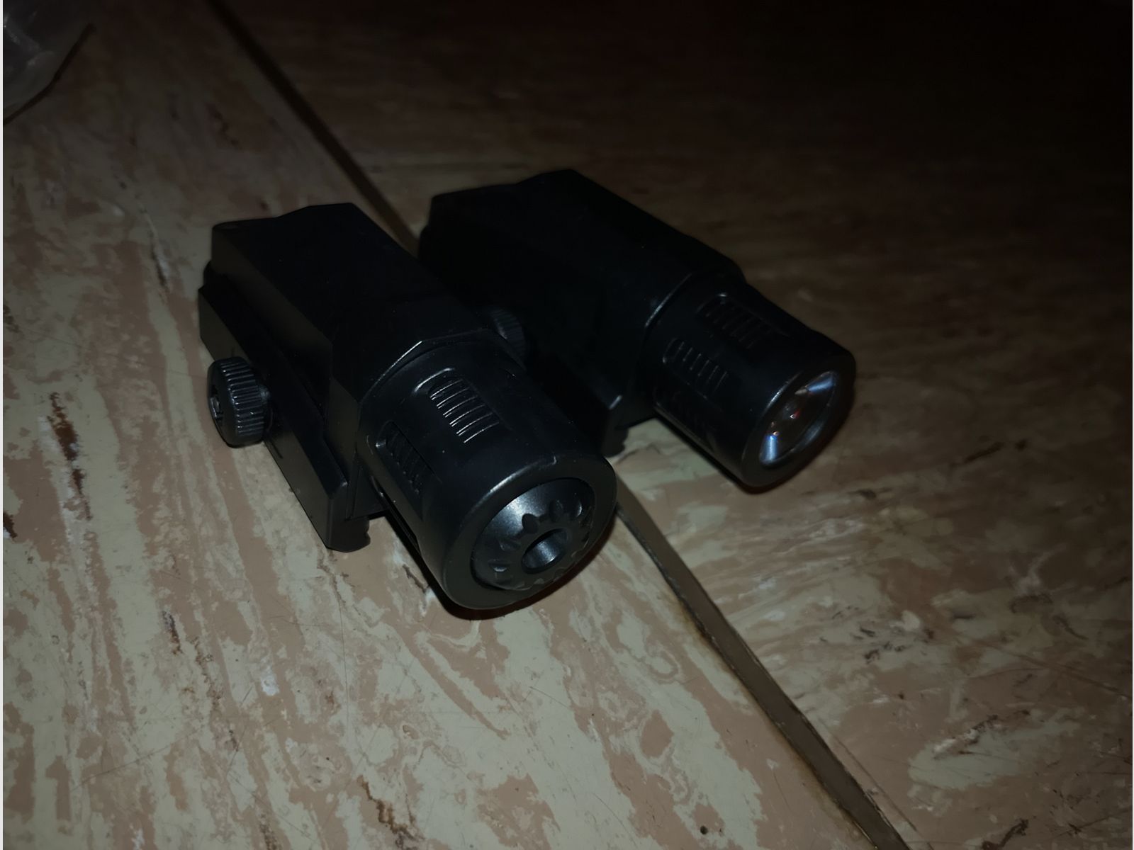 Tactical Taschenlampe Flashlight und Red DOT Laser für picatinny 20mm Set schwarz inklusive Batterien neu Airsoft Softair 
