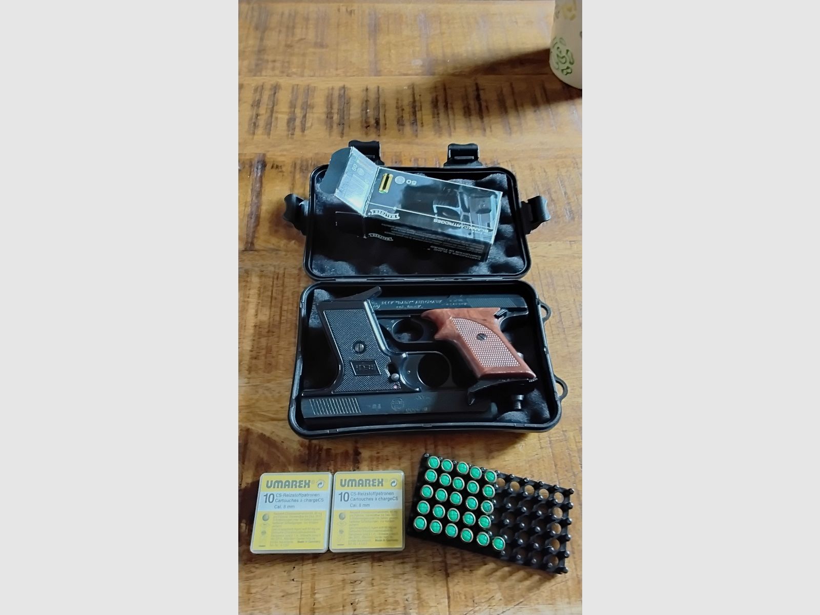 Zwei 8mm Pistolen mit Abschussbecher 