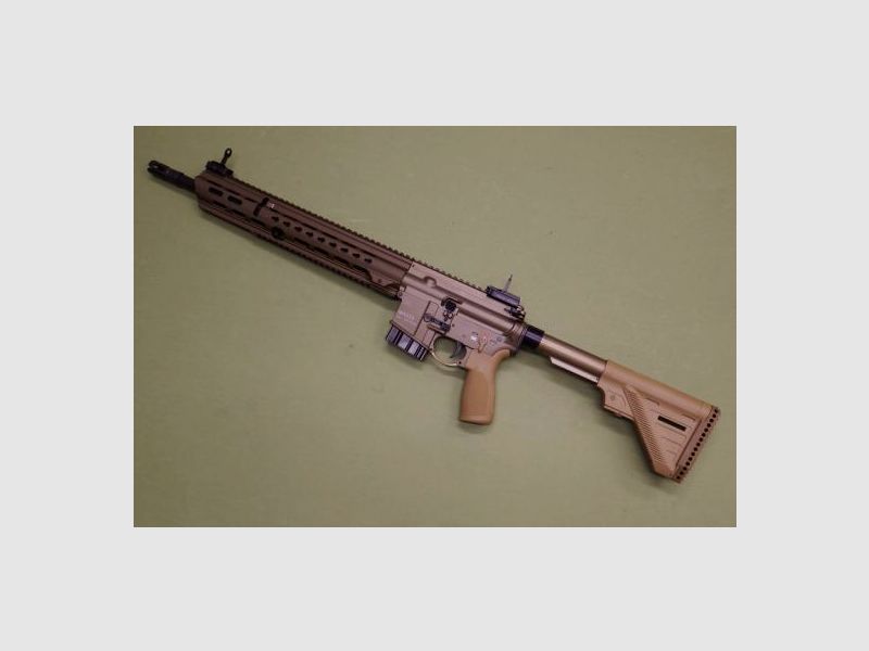 Heckler & Koch MR 223 A3 sandfarben 16,5 Kaliber .223 Remington Selbstladebüchse AR15 MR223 
                Angeboten wird eine fabrikneue und ungeschossene SelbstladebüchseHeckler & Koch MR 223 A3 sandfarben 16,5 Kaliber .223 Remington Selbstladebüchse