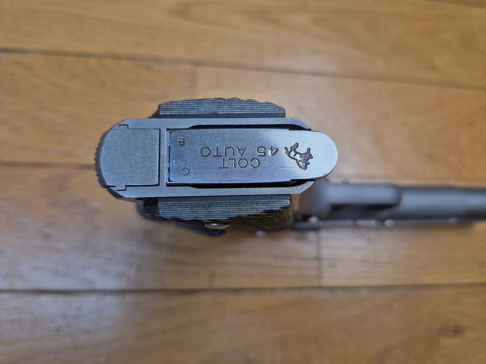 Wunderschöner Colt 1911 Gold Cup « National Match » Trophy – Waffe von 2015 – Kal. .45 – Vollständig inox – Exemplar vorbereitet mit Bushing Briley und Brownells Federkit – G10 Griffschalen in Grau – Einstellbarer Abzug – Makellose Oberflächen und vernickelter Lauf – Geliefert in seiner kompletten Originalkoffer – Zustand nahezu neu!, Bild 8 von 20
