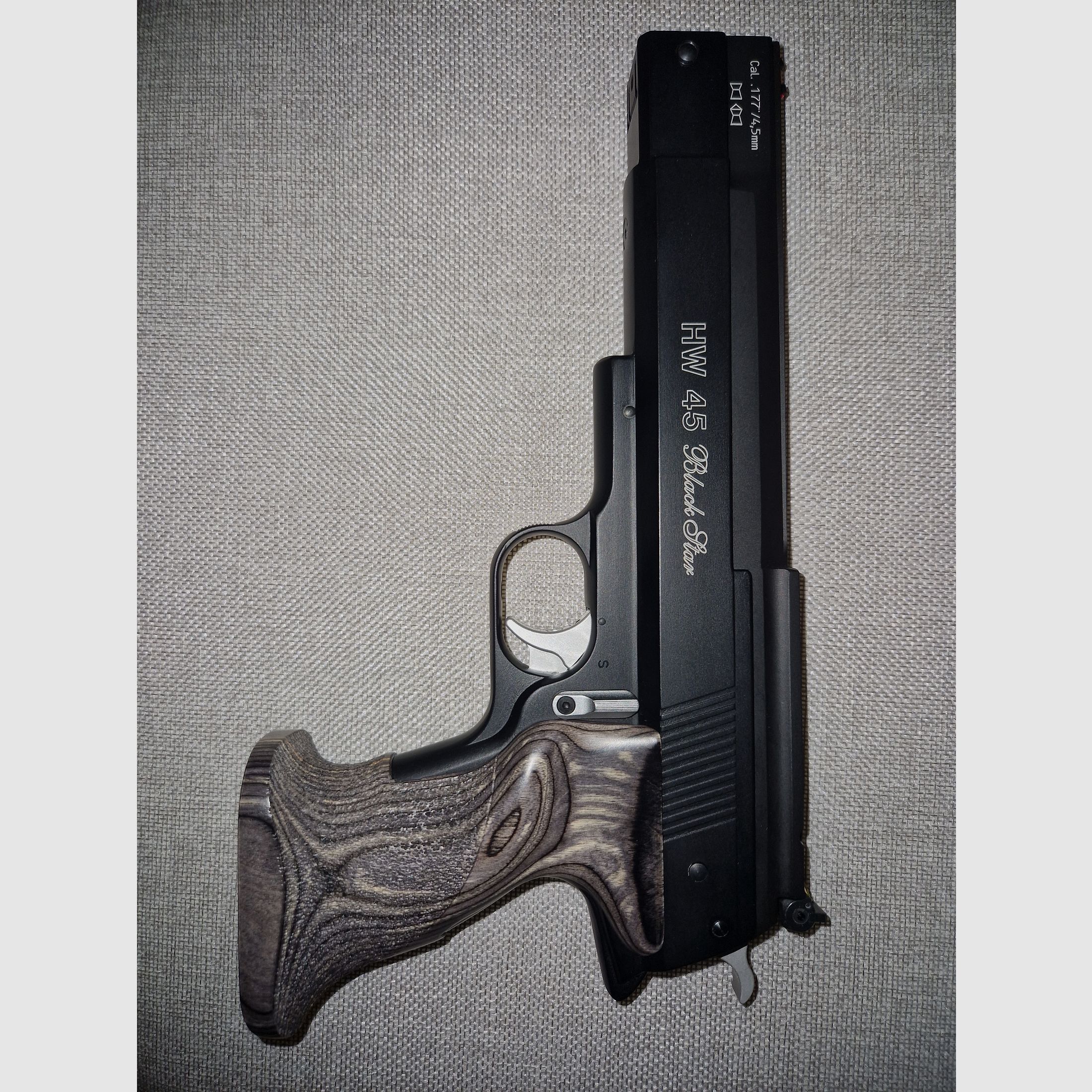 Absolument NEUwertig !!! Weihrauch HW 45 Black Star Pistolet à air comprimé Kal. 4,5mm Diabolo noir extra fort / Inc. Madbull étui de pistolet Deluxe