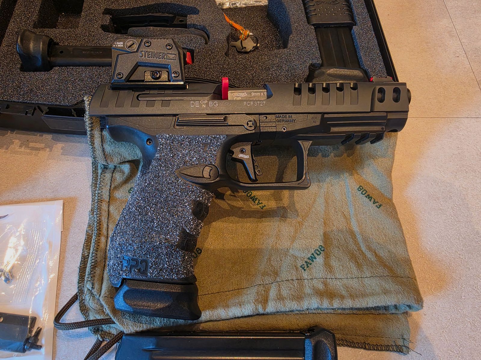 Walther PPQ Q5 Match 5“ con visor de punto rojo Steiner MPS, funda y muchos accesorios de tuning