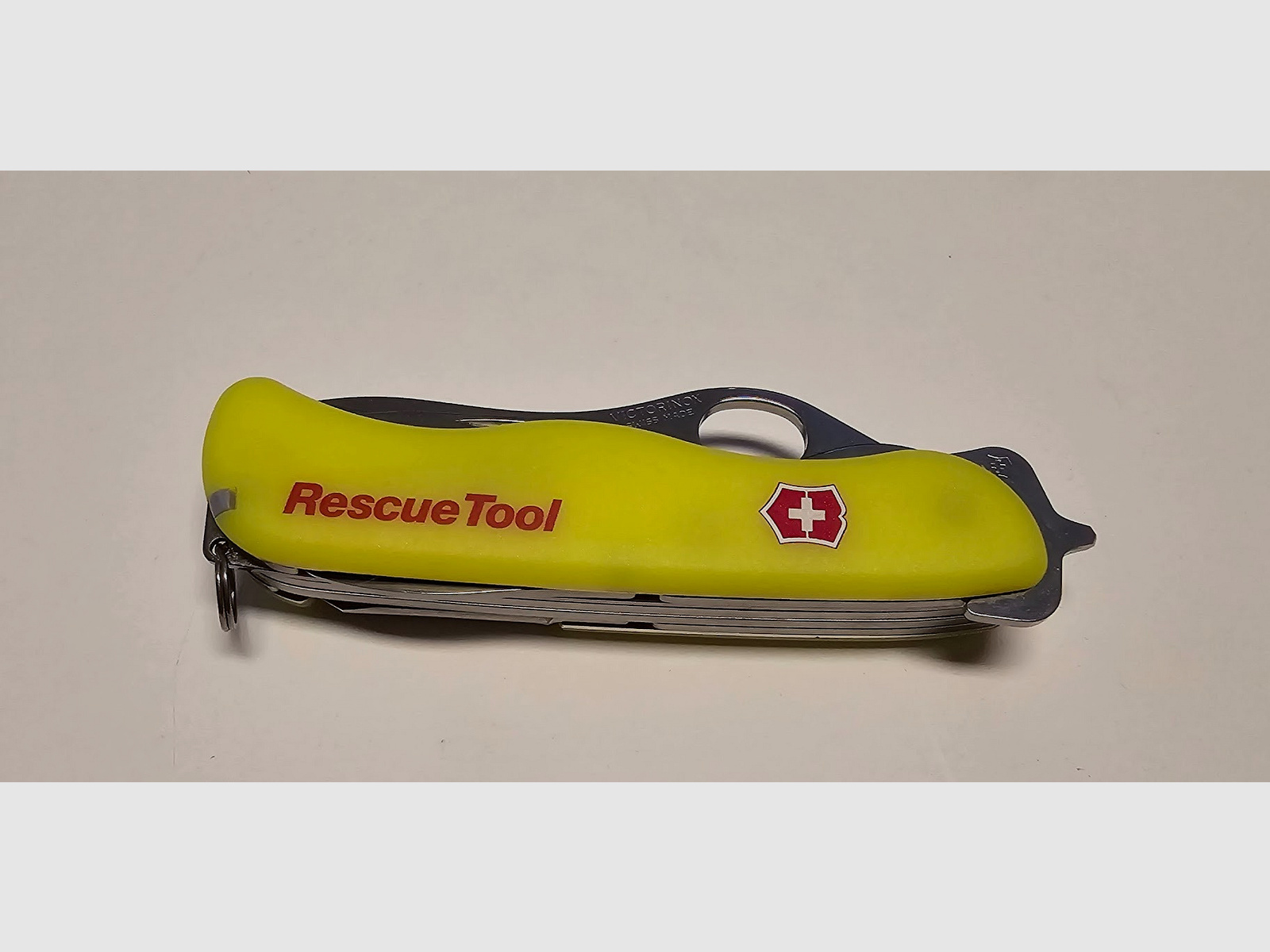 Victorinox Rescue Tool in gelb nachleuchtend