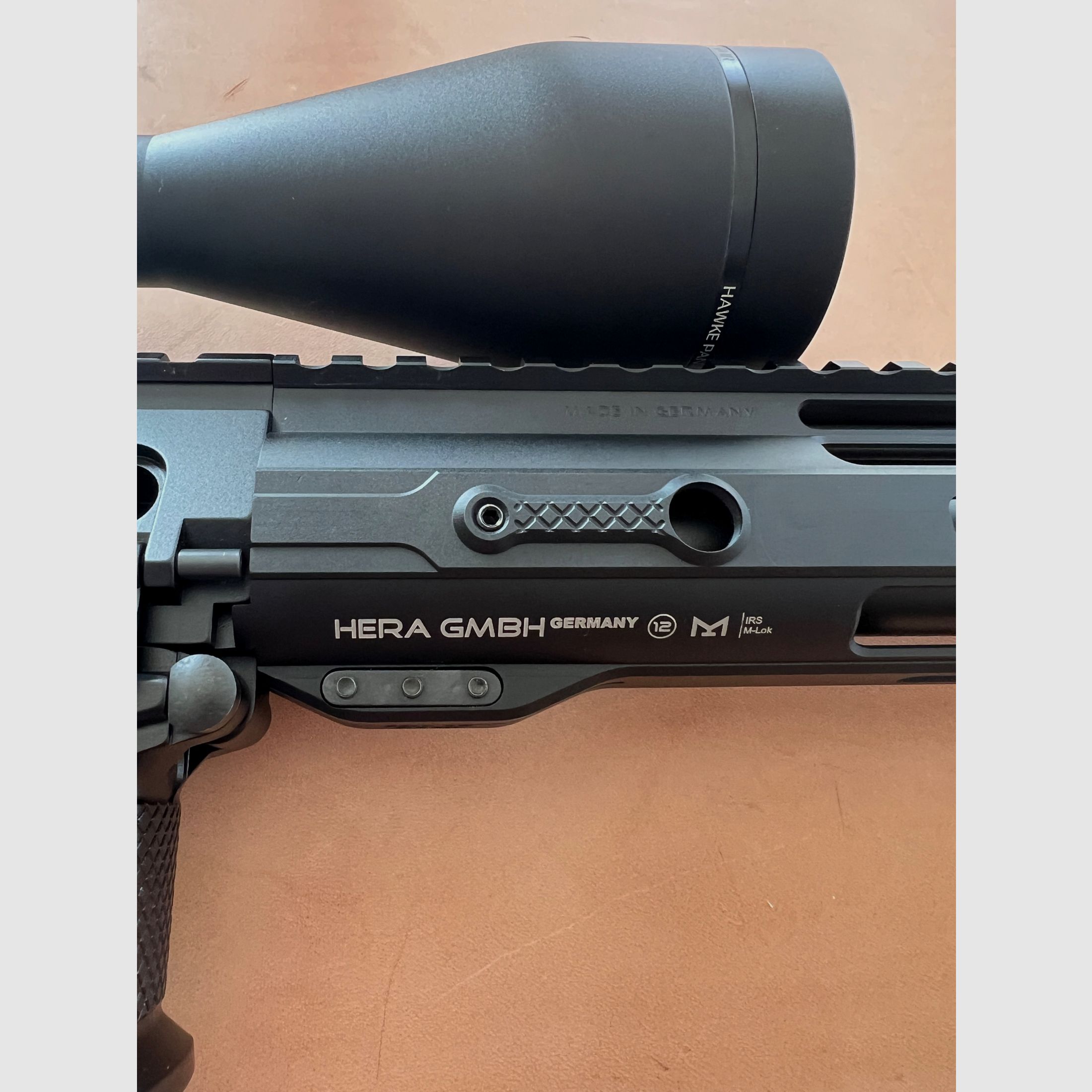 Hera Arms AR15 mit Glas und Zubehör