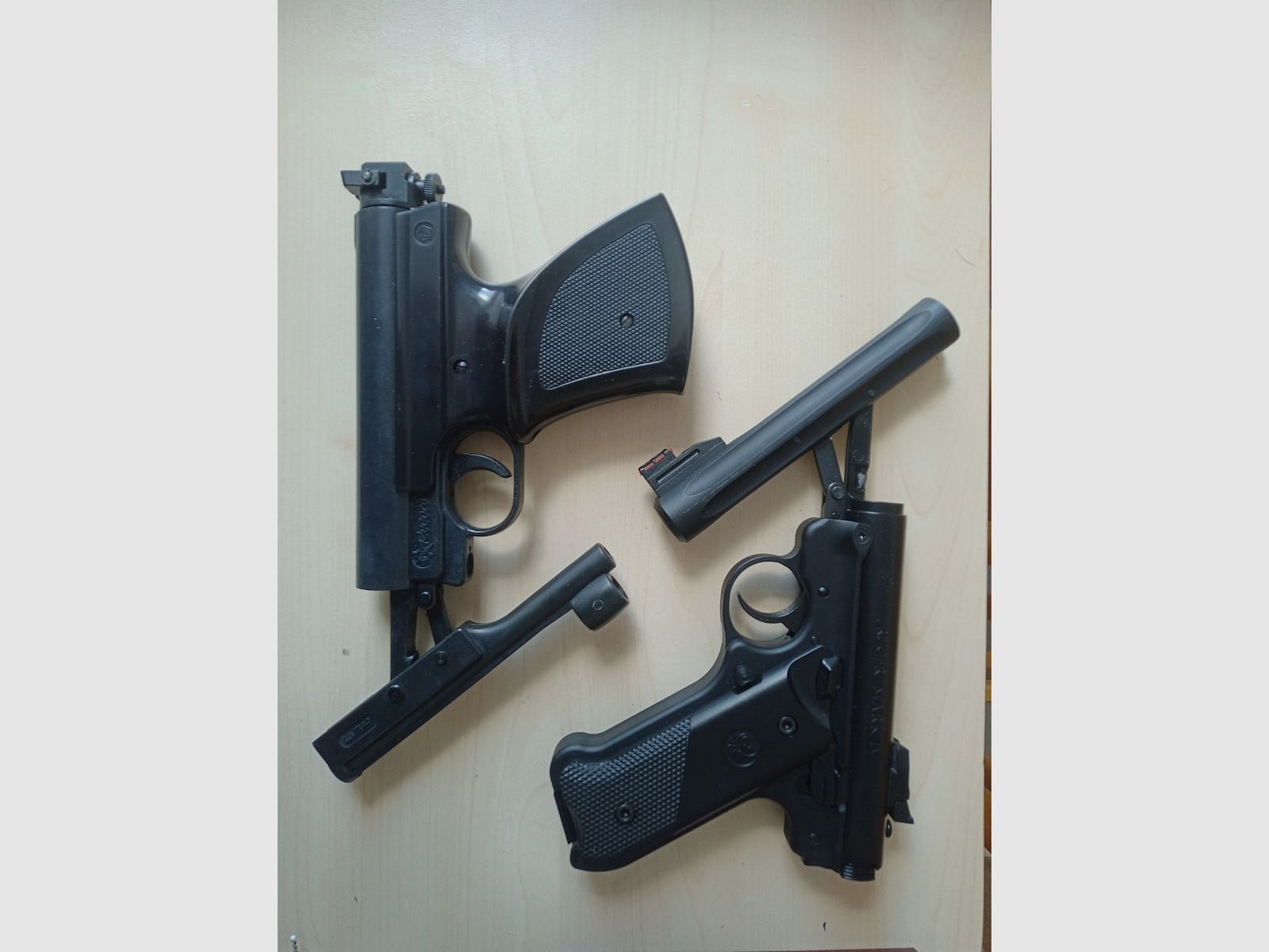 Ruger Mark IV und Record LP3 mit Kugelfang und Diabolos.