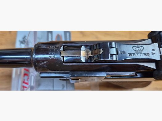 Wunderschöner und atypischer Luger P08 – Herstellung Erfurt 1916 – Waffe 100% einheitlich nummeriert – Wunderschöne professionelle Brünierung – Mechanik mehr als ausgezeichnet – Ästhetik hervorragend – Lauf ausgezeichnet, nahezu neu – Wunderschöner Luger, symbolisch für die Geschichte! – TBE++