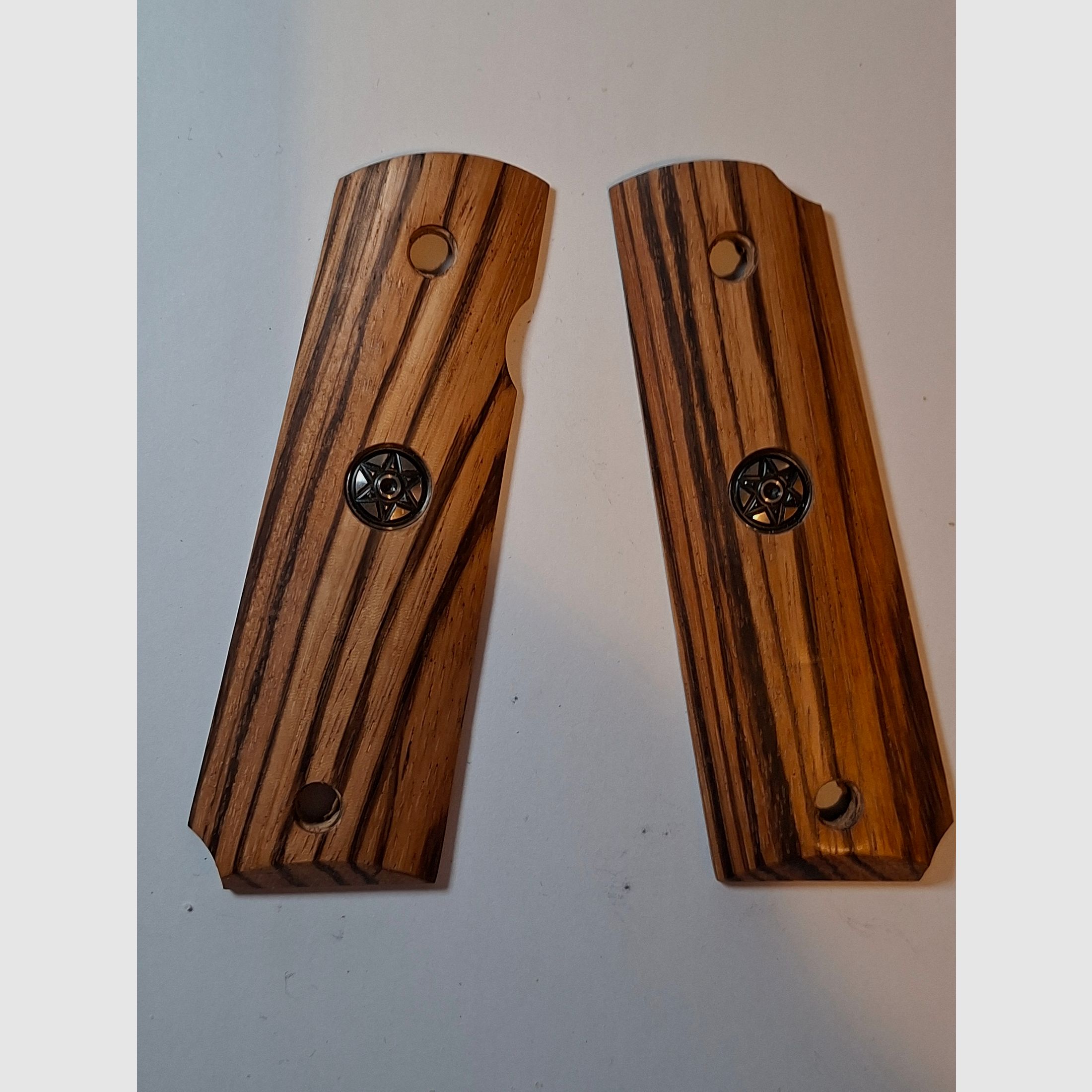 Griffschalen der Cold 1911, siehe Bild.