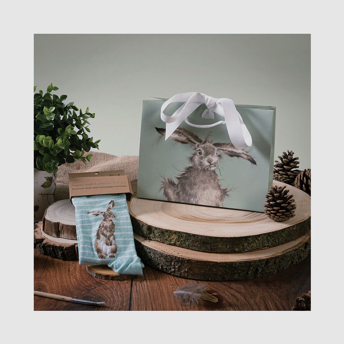 Wrendale Socken "Hare and the Bee" mit Hase