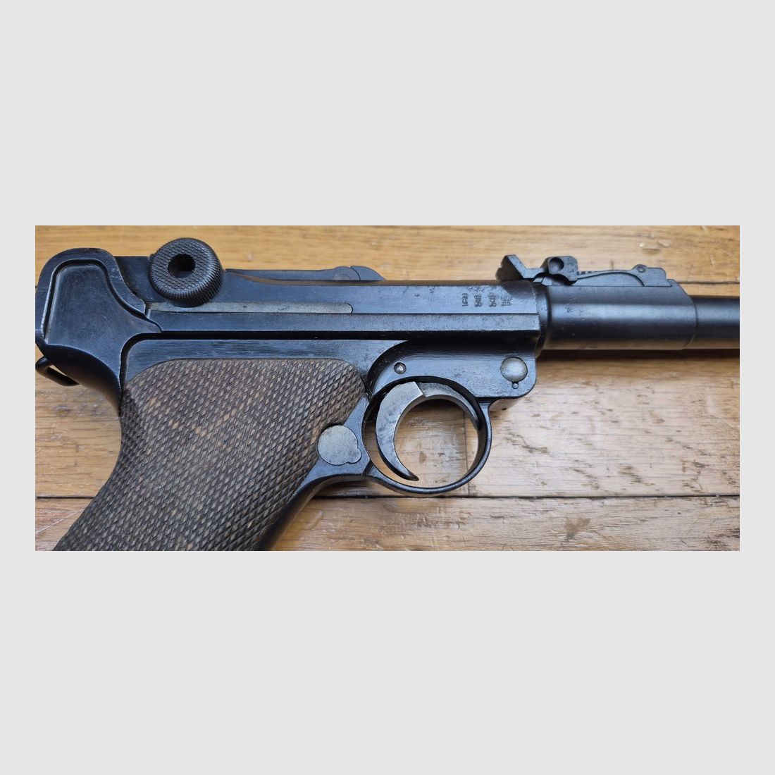 Very nice Luger artillery P08 – Weapon from 1917 – Barrel 8 inches (20cm!) – Made by DWM – Fully matching (except the magazine which is period) – Cal. 9×19 – Rare second type rear sight and front sight – Very nice grips – Period bluing still at 80% – Splendid barrel – TBE+, image 27 of 32