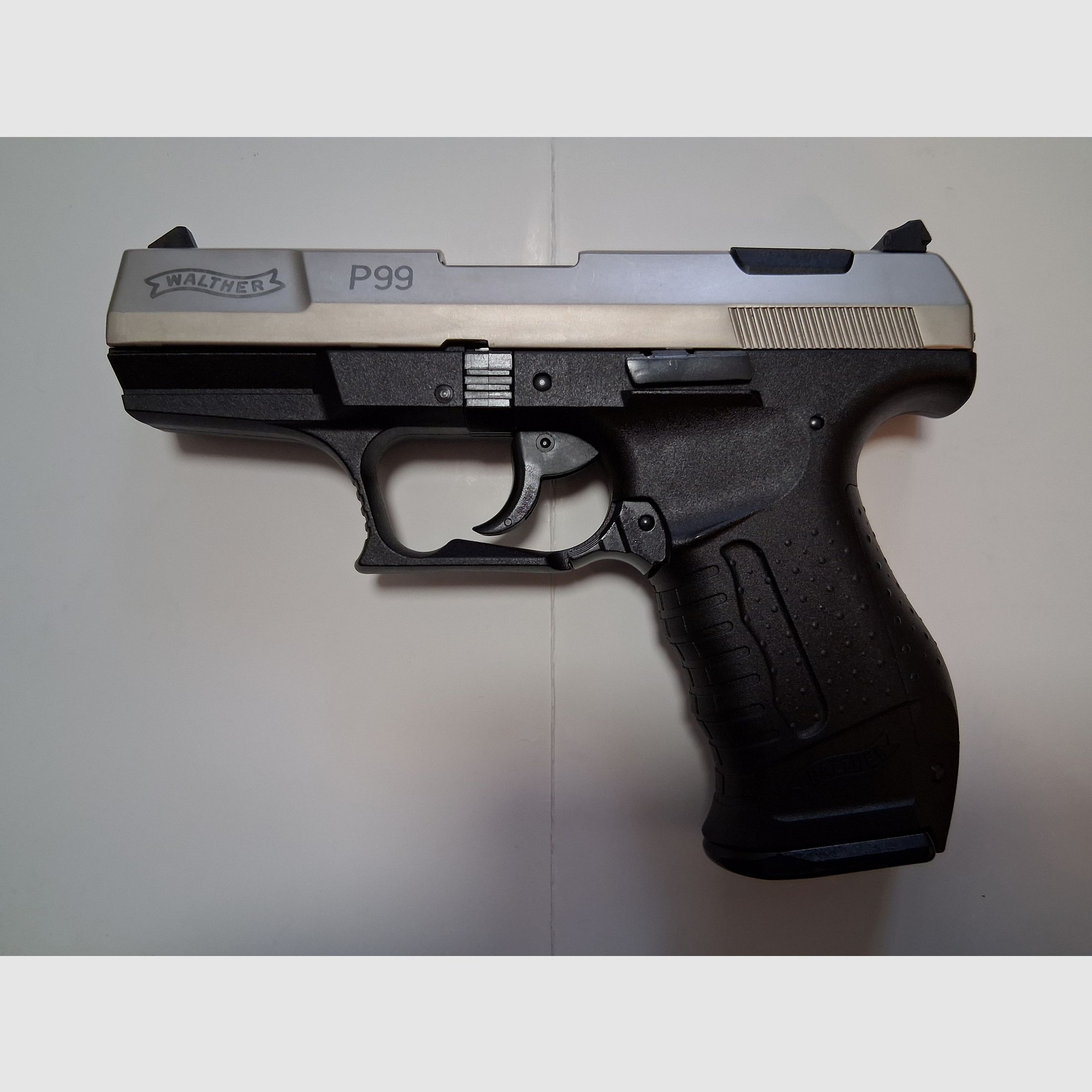 Sammler aufgepasst! Walther P99 bicolor PTB-637 (neuwertig, ungeschossen), 2 Magazine + Walther Zubehör