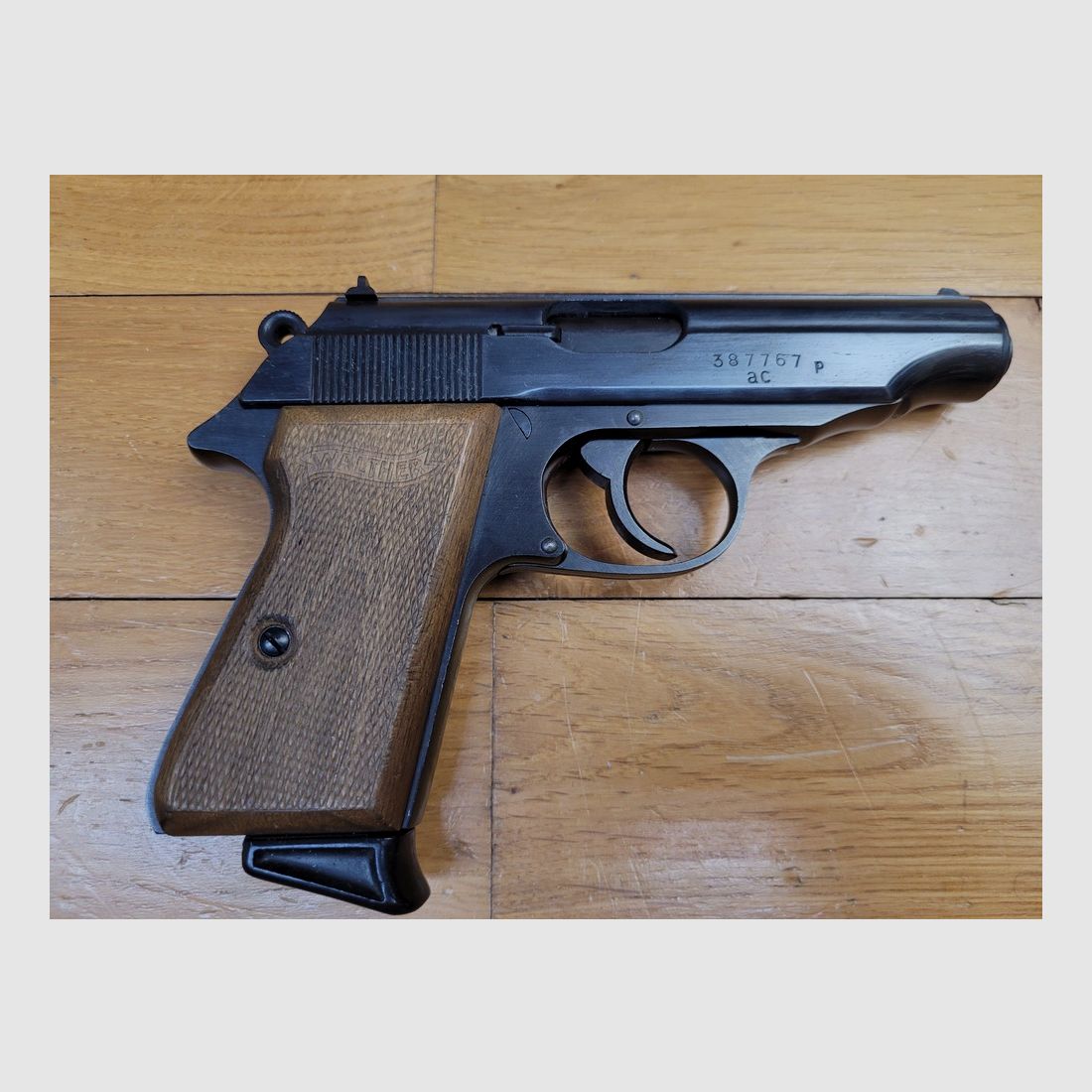 Peu courant pistolet Walther PP – Calibre 7,65 (non indiqué !) – Rare fabrication Walther Zella-Mehlis de février/mars 1945 – Belles plaquettes et beau canon – État TTBE++ – Neuf !, image 1 sur 17