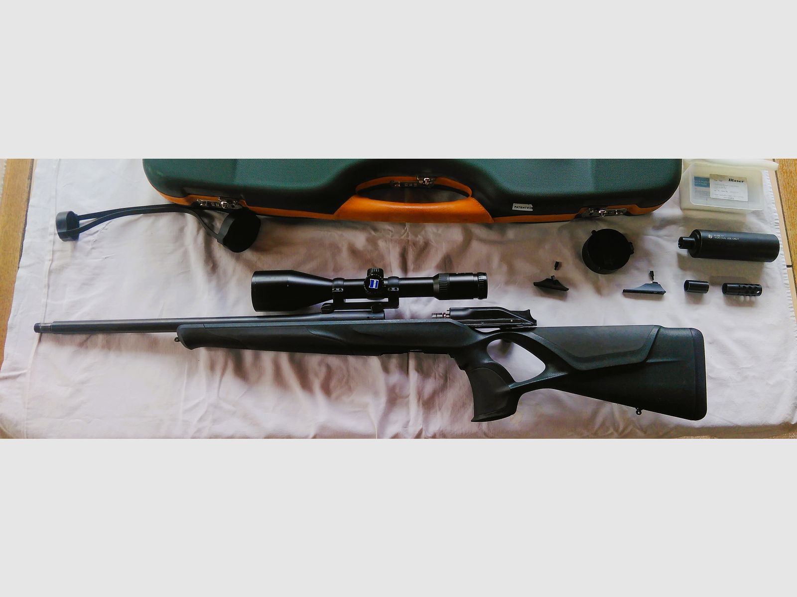 Compleet pakket: Blaser R8 Success 9,3x62 met Zeiss Diavari V 3-12x56 T LA 40, diverse accessoires!