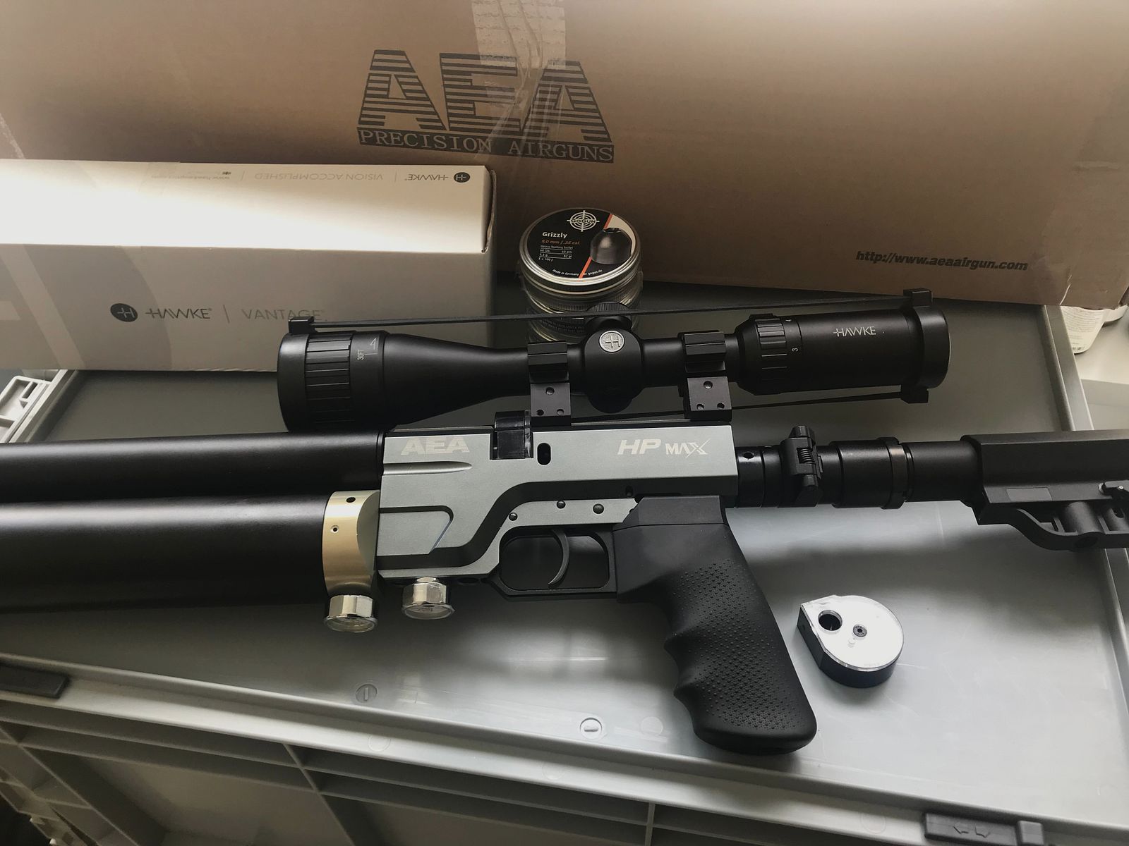 AEA HP-MAX 1ère génération .35/9mm – seulement 30 coups tirés – ensemble complet avec Hawke Vantage 3-9x40, silencieux, kit d'exportation et environ 200 projectiles Grisley