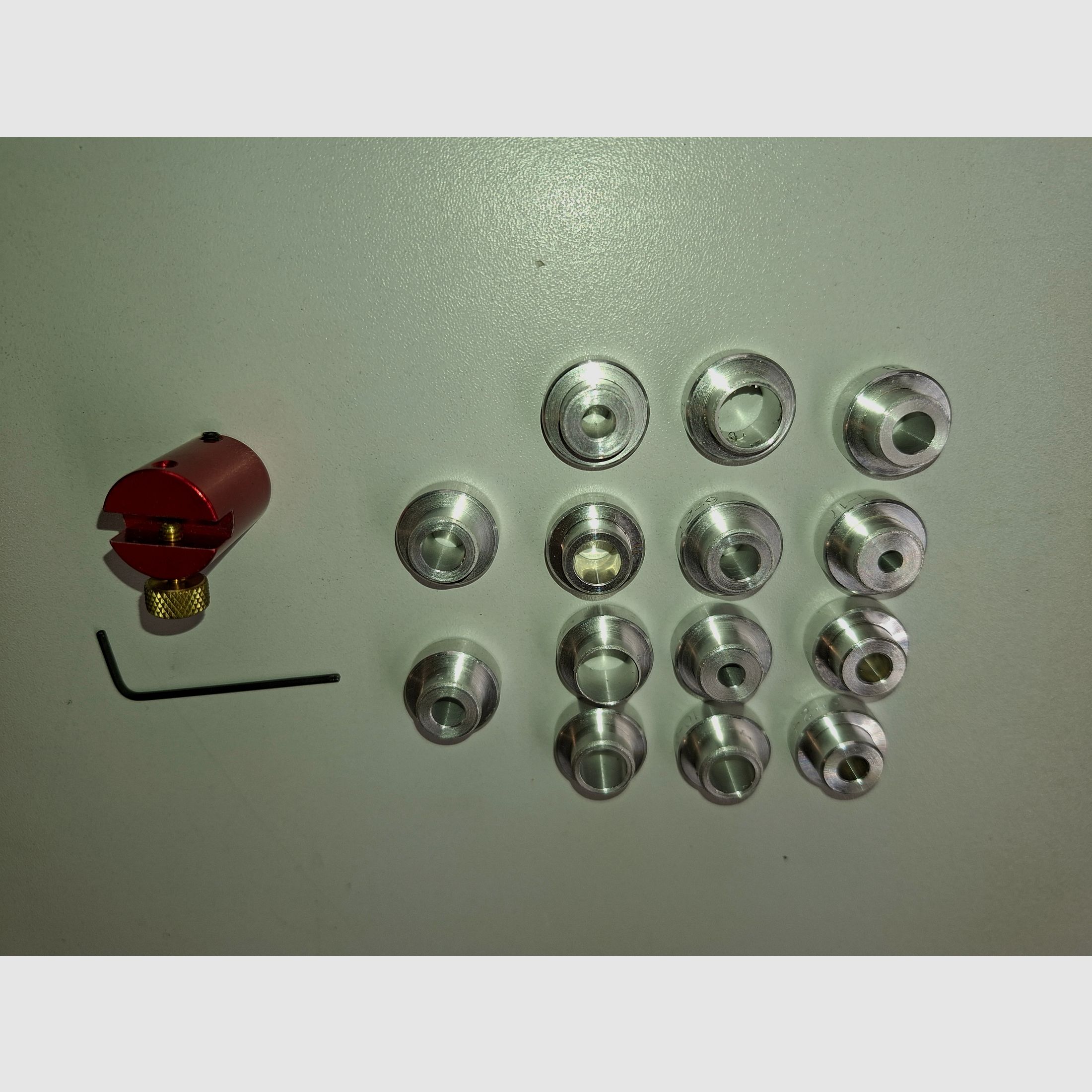 Hornady LNL Comperator Set mit 14 Kalibereinsätzen für Messschieber