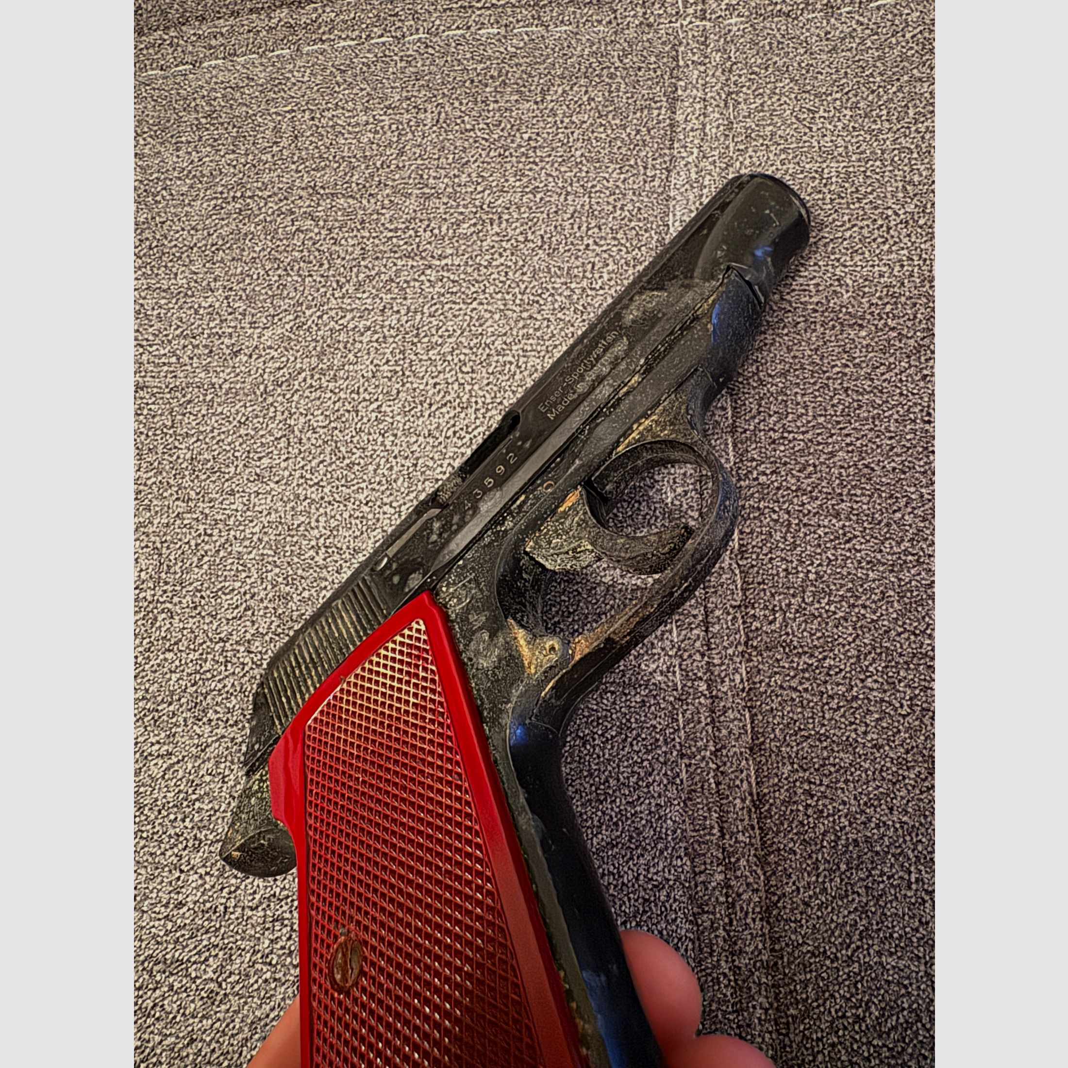 Schreckschusspistole IWG Mod. P 900 (9mm P.A.K.) – mit Magazin & 50 Schuss Munition (Bastlerobjekt / Gebrauchsspuren)