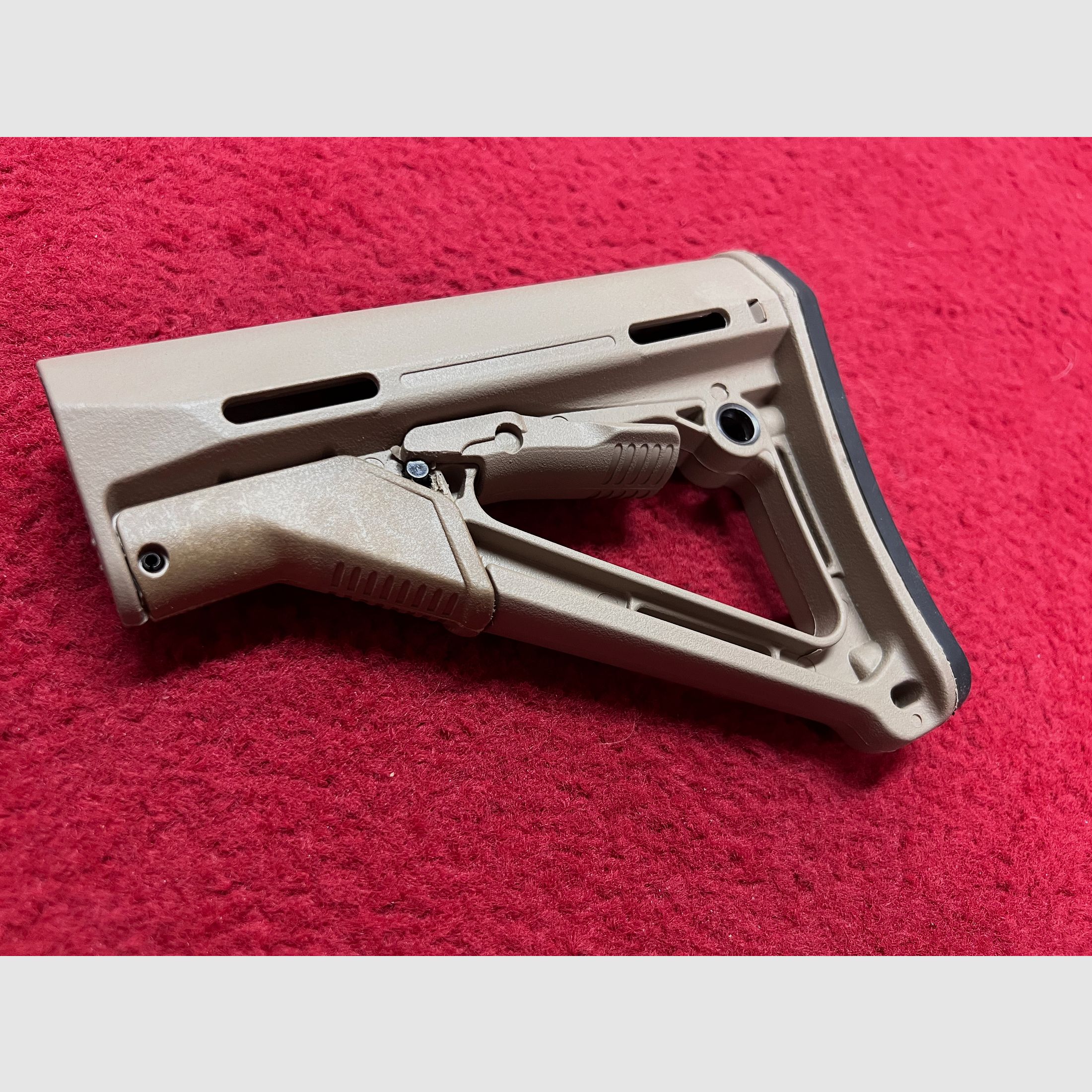 Supporto per spalla per modelli M 4 / AR 15 in Dark Earth Tipo III