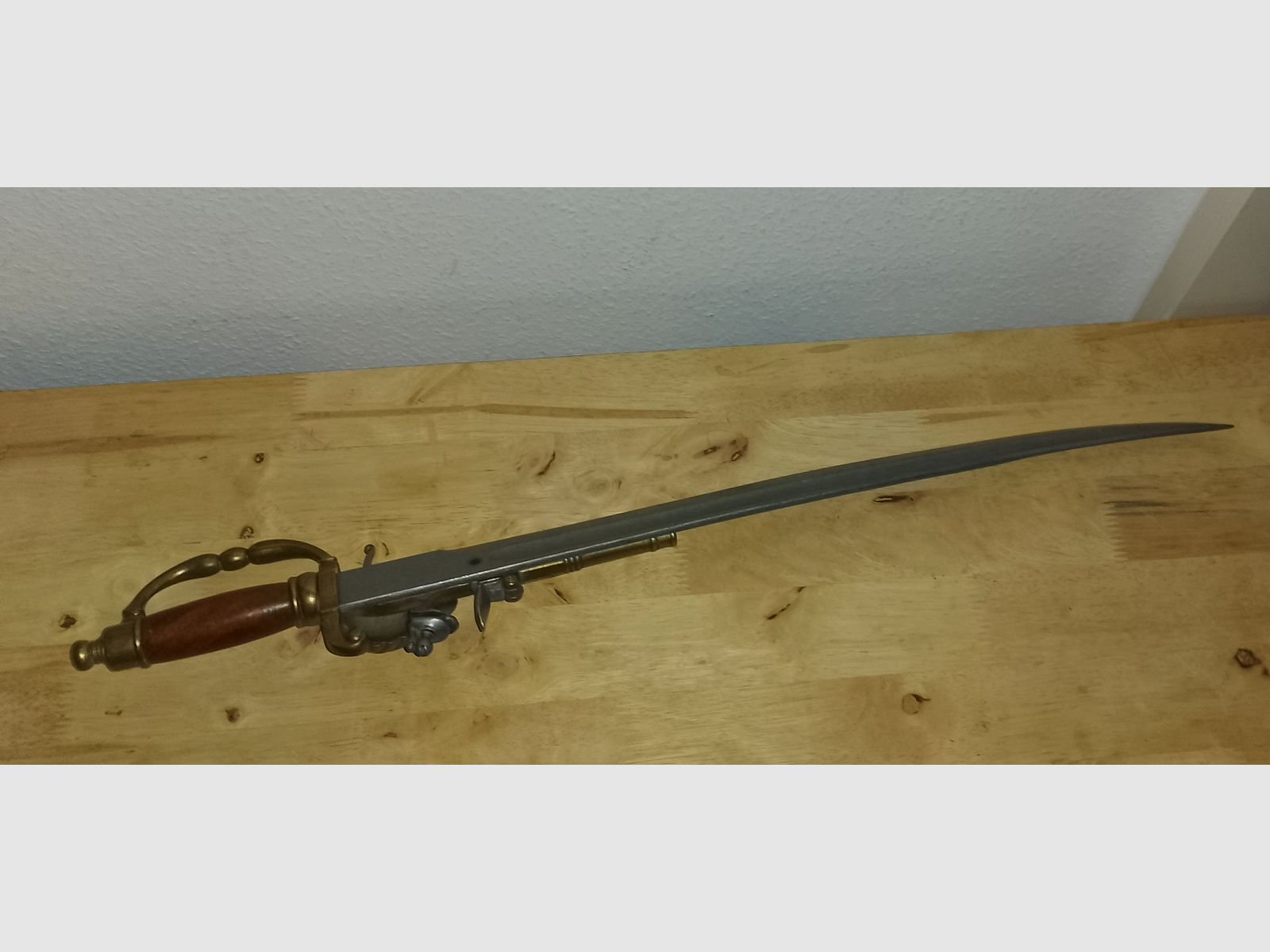 Deko Säbel mit Steinschlosspistole ca.72cm Rarität.