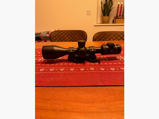 Zeiss V8 2.8–20x56 riflescope incl. ERATAC block mount – 1 year old