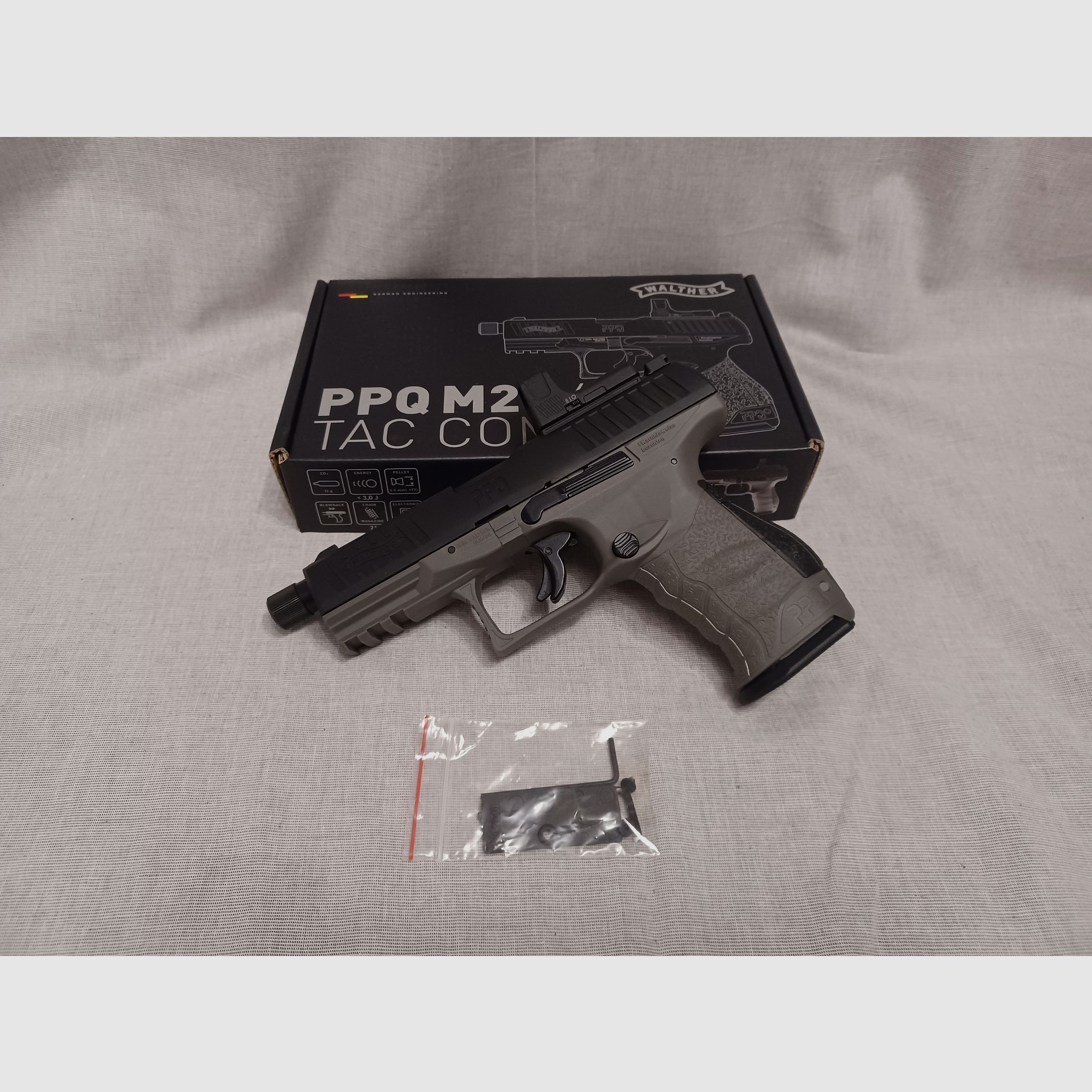 Walther Q4 Tac / 4,5 mm Diabolo / BlowBack / CO2 / Pistole / OVP (65)