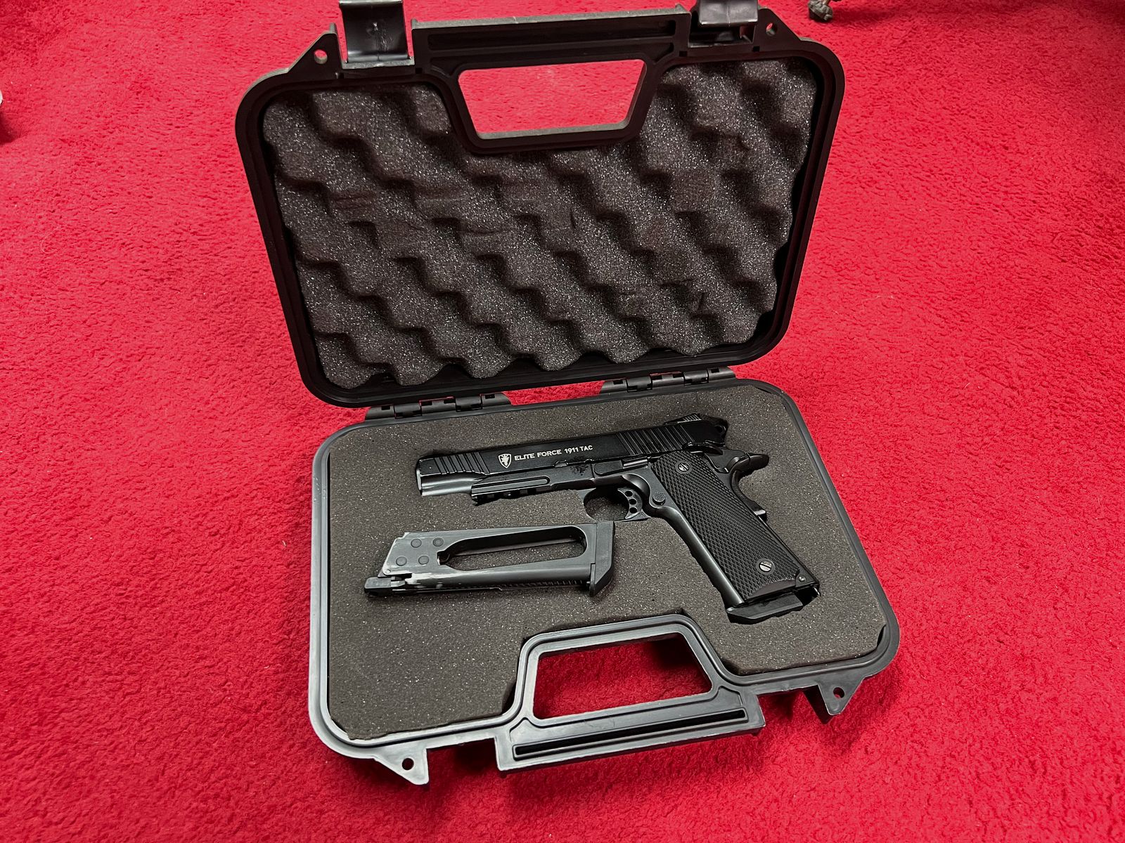 Umarex Elite Force 1911 TAC in zwart 6mm C02 versie met 2 magazijnen.