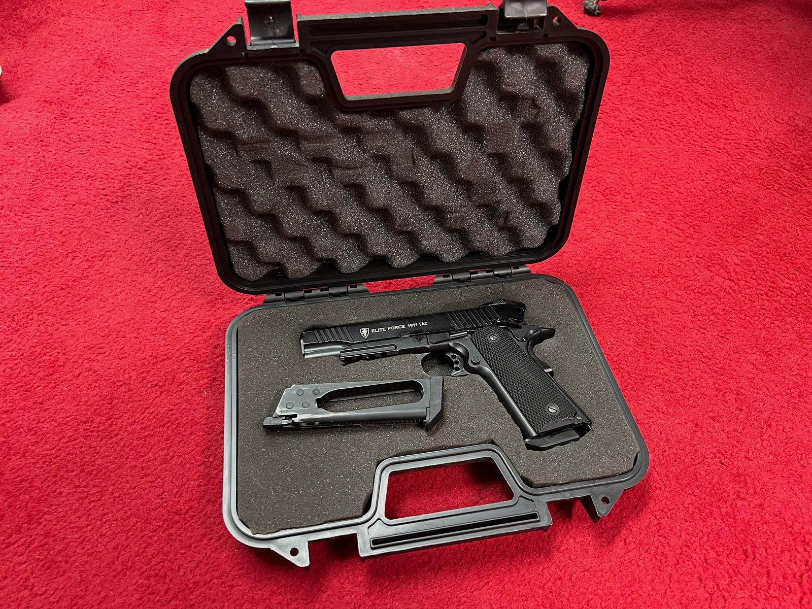 Umarex  Elite Force 1911 TAC in schwarz 6mm C02 Version mit 2 Magazinen.