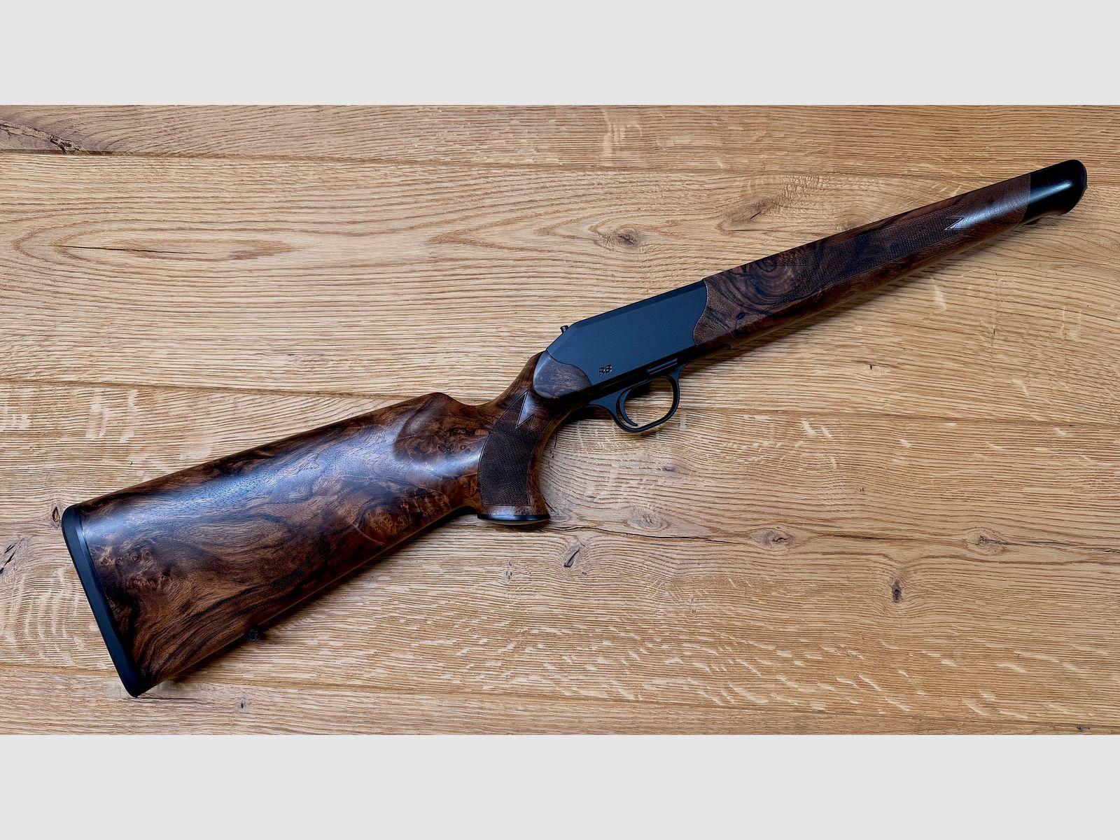 Blaser R8 Schaft / Holzklasse 7 / Bayrische Doppelfalzbacke / seidenmattes Finish / Logo Schwarz